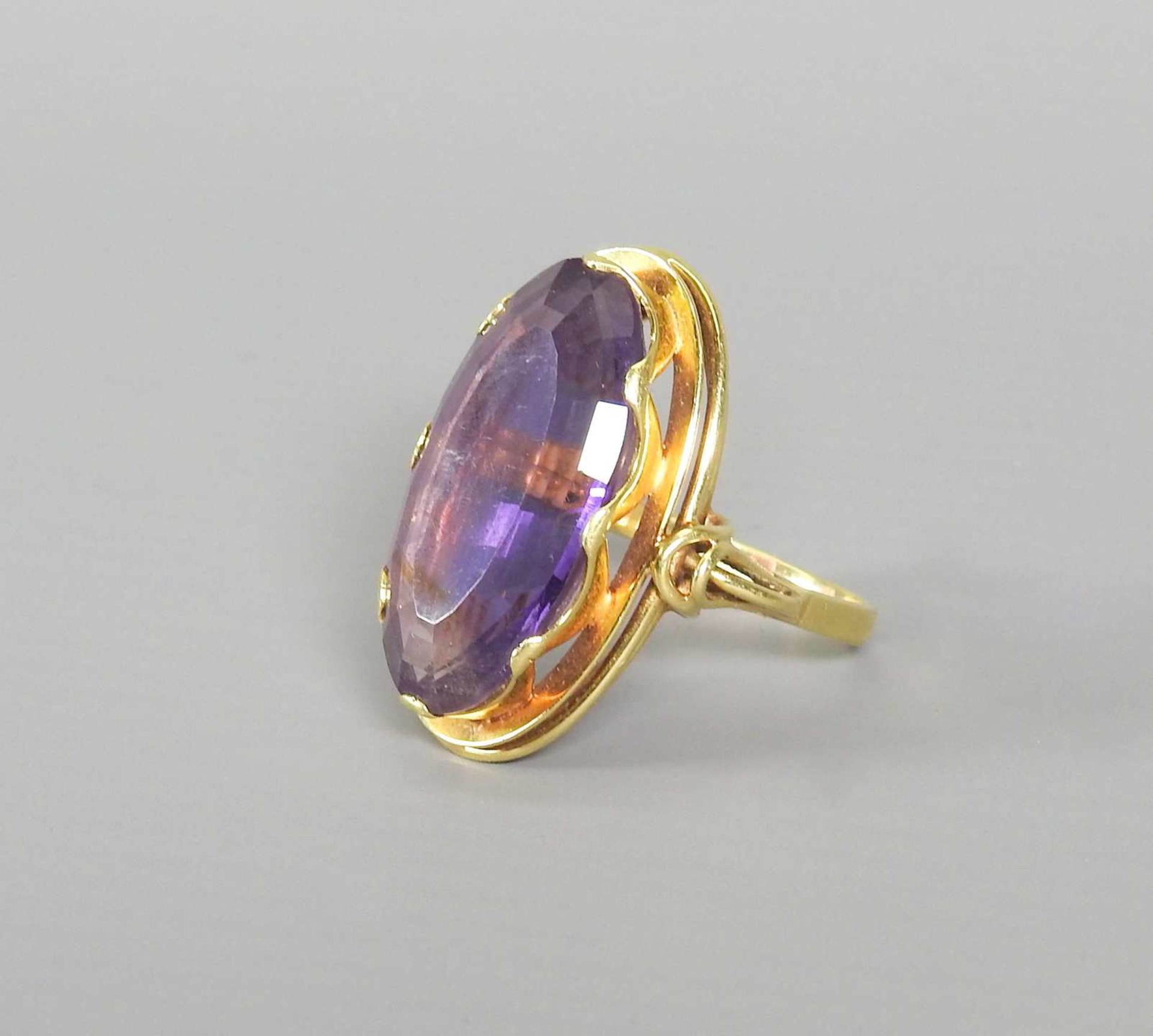 Imposanter Amethystenring 14 K Gold, gestempelt. Juwelier Punze „HH“. Massiver Dam