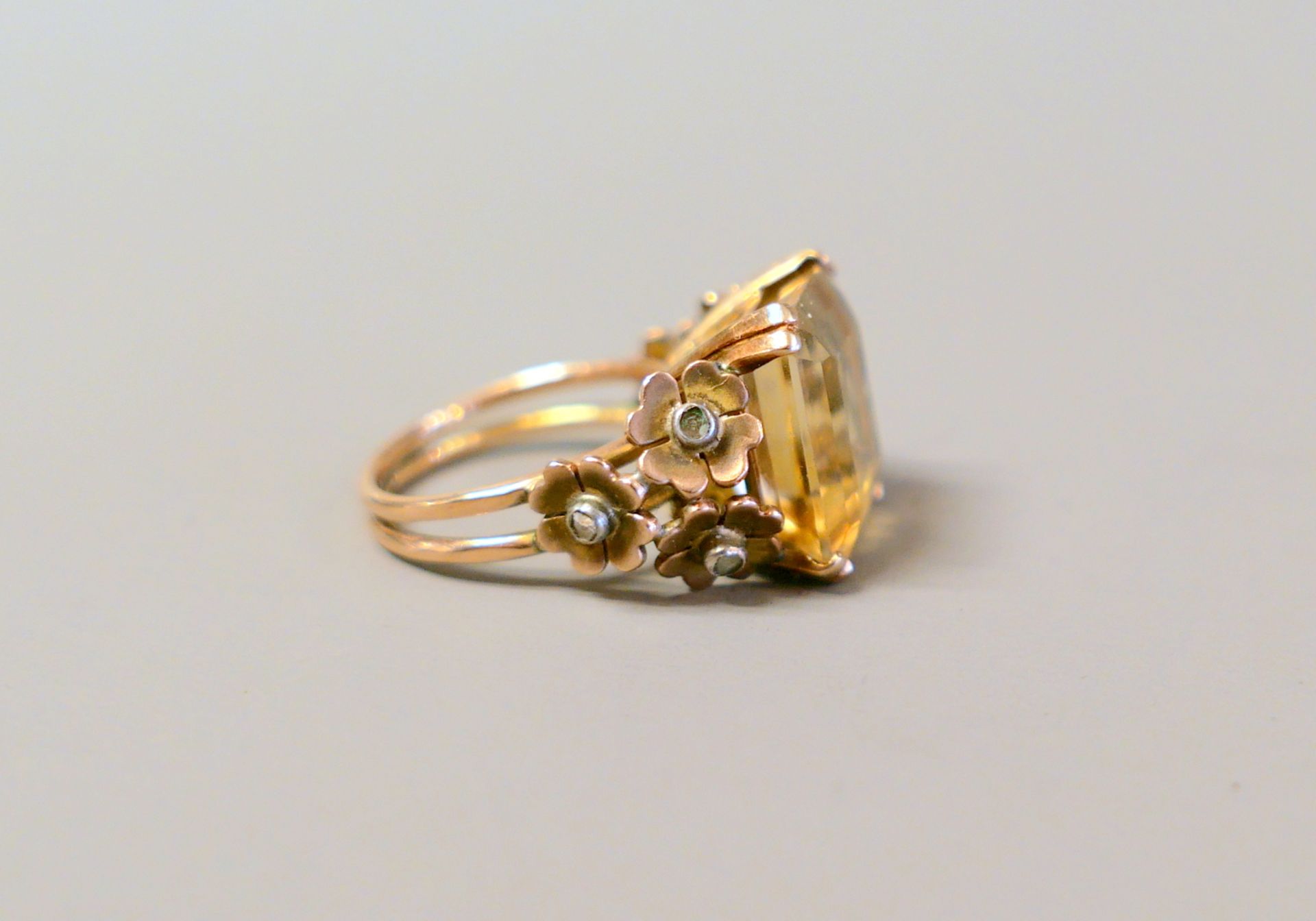 Schöner Topas-Ring 14 K Roségold. Mittiger Topas von ca. 10 ct, flankiert von 3 Blum - Image 2 of 2