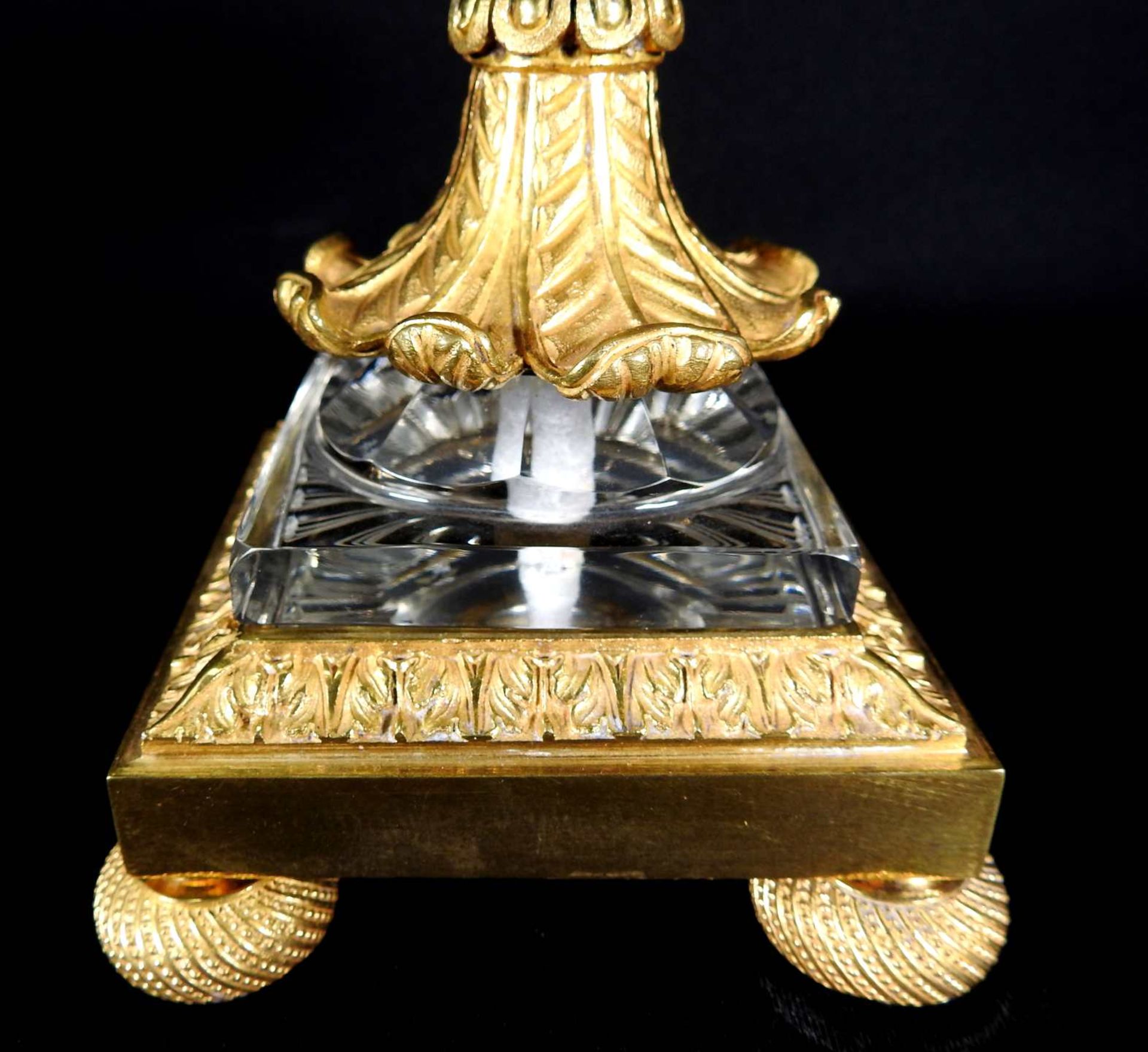 Elegantes Paar Kommodenziervasen Metall, feuervergoldet, mit Glasaufsatz. Das mit Blä - Image 5 of 7