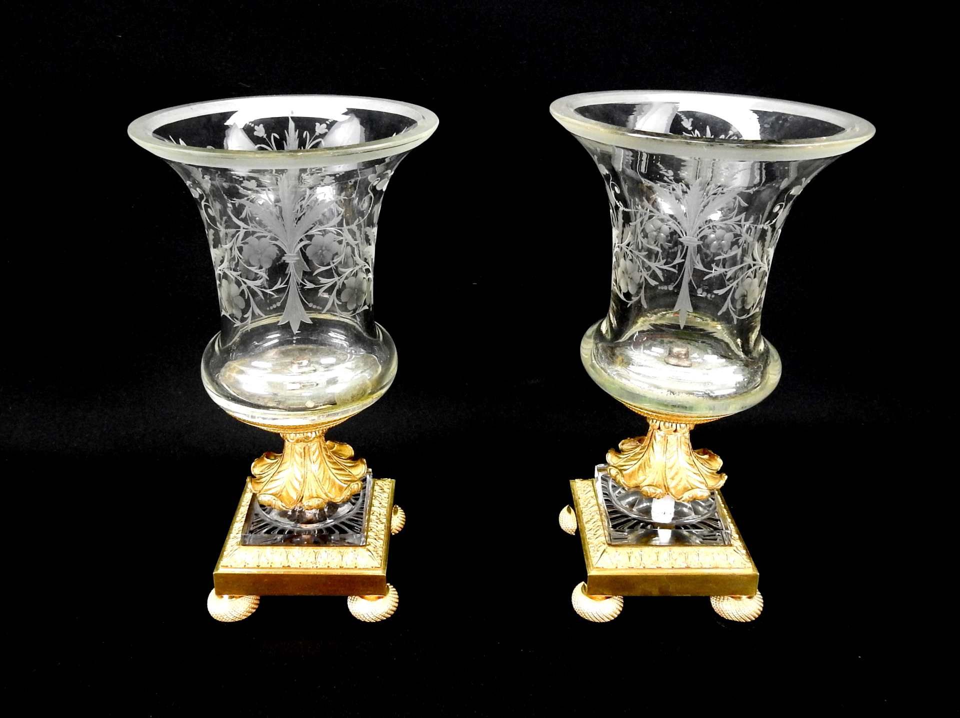 Elegantes Paar Kommodenziervasen Metall, feuervergoldet, mit Glasaufsatz. Das mit Blä - Image 2 of 7