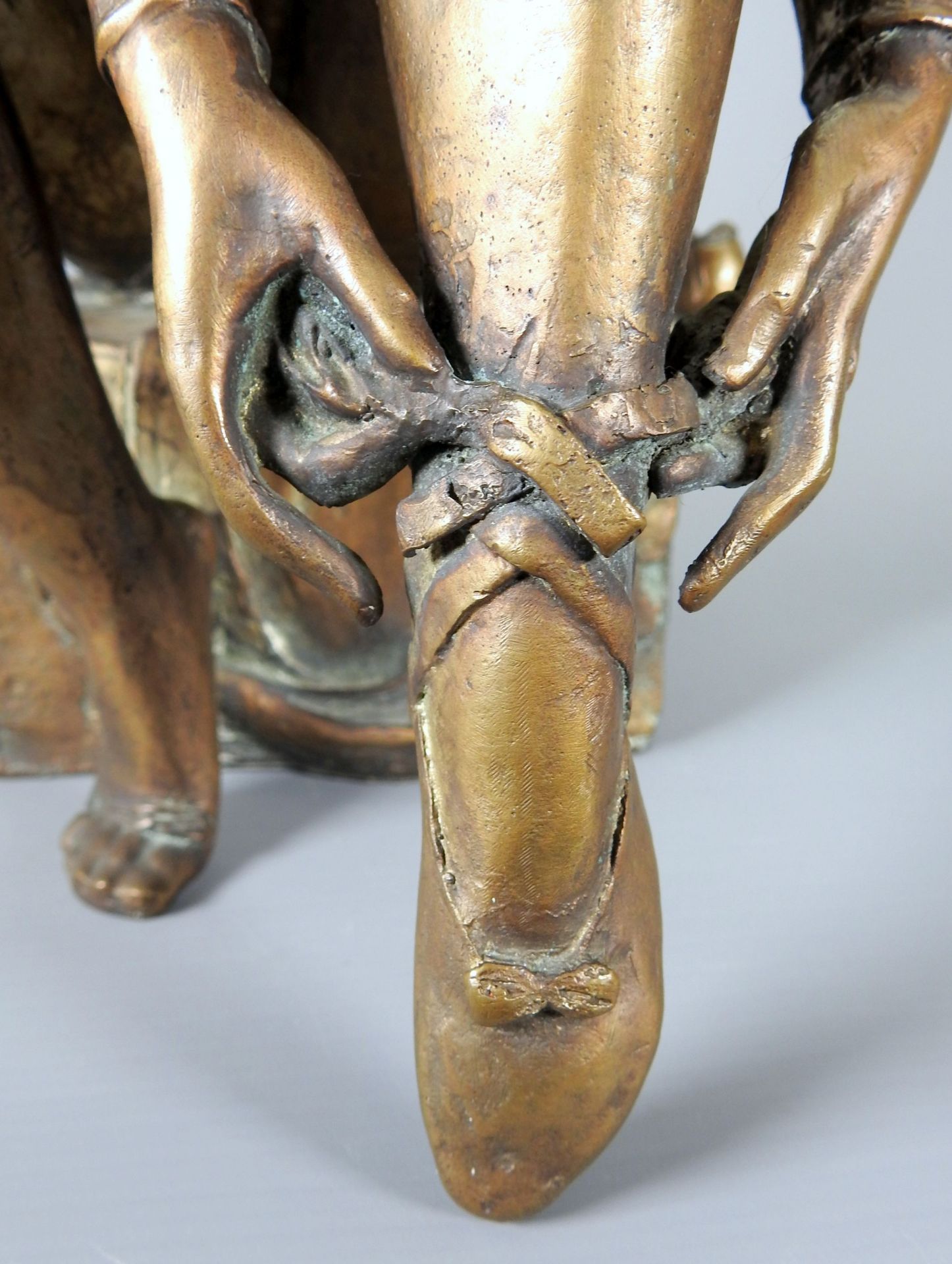 Bronze einer eleganten Dame Bronze, braun patiniert. Eine Ballerina bindet sich ihre T - Image 2 of 11