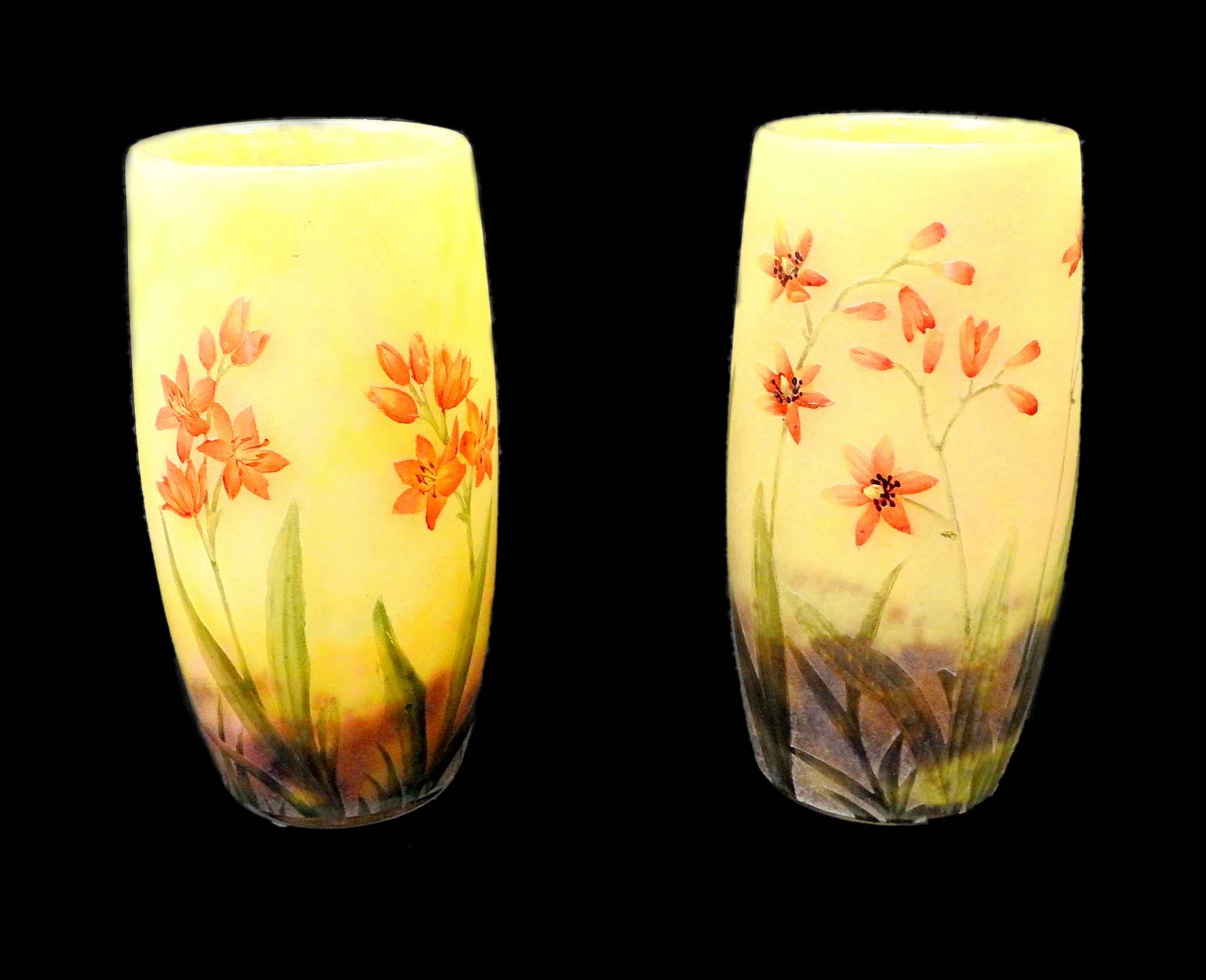 Daum, Paar Jugendstil-Vasen Walzenförmiges, mehrfach überfangenes Glas, mit farbigen
