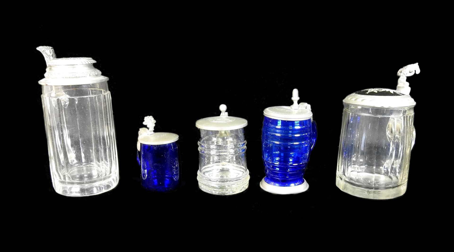 Sammlung von fünf Glaskrügen Klares und kobaltblaues Glas, mit aufwendig gearbeitete