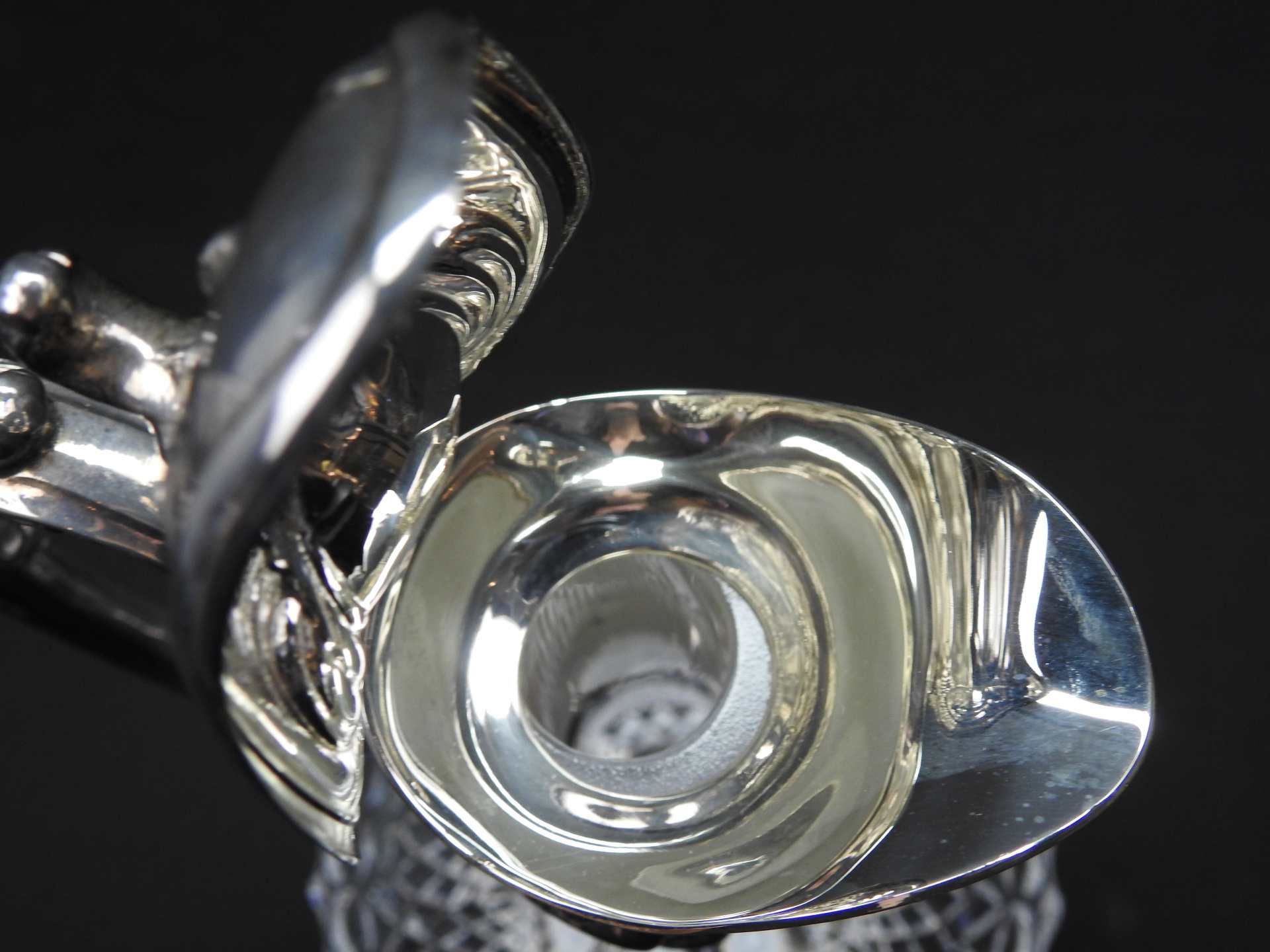 Schwere Glaskaraffe Glas, Metall plated. Bauchiger, farbloser Glaskorpus mit geometris - Image 9 of 11