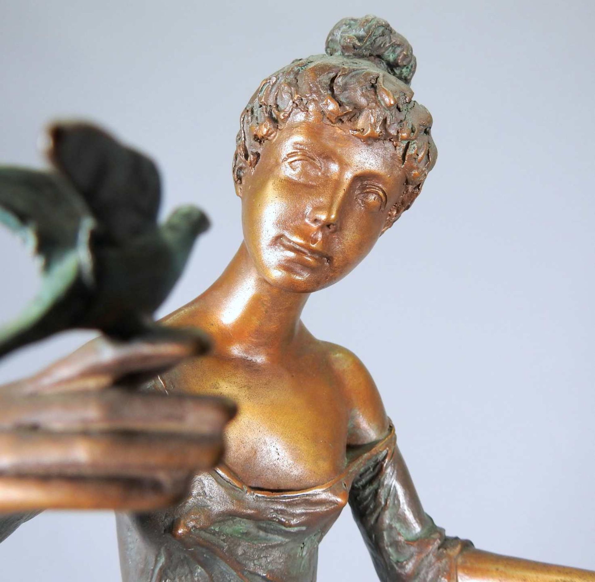 Bronze einer eleganten Dame Bronze, braun und grün patiniert. Eine Dame in einem sie - Image 2 of 6