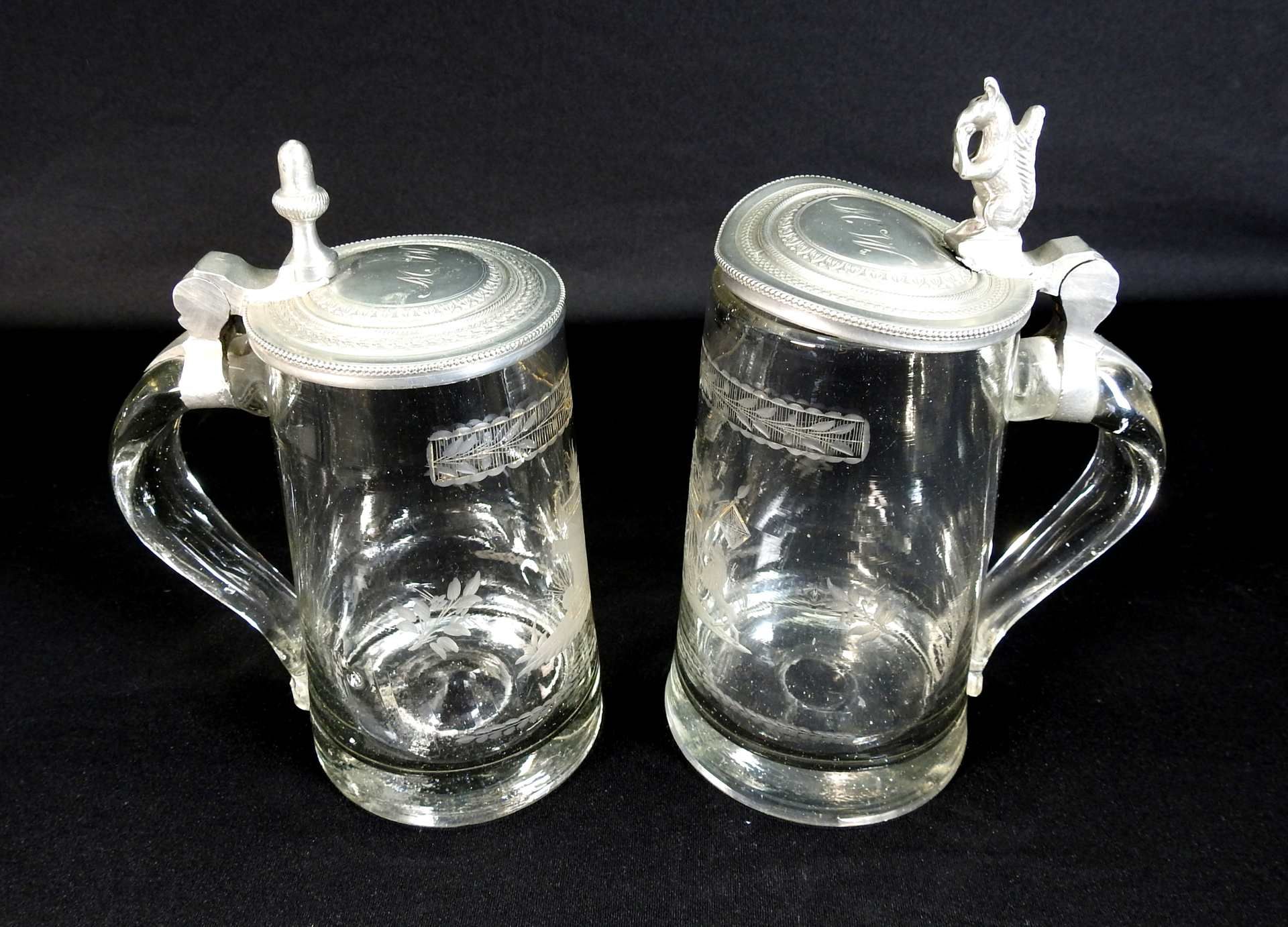 Sammlung von vier Glaskrügen Klarglas geschliffen, mit aufwendig gearbeiteten Zinnknäufen und - - Image 7 of 7