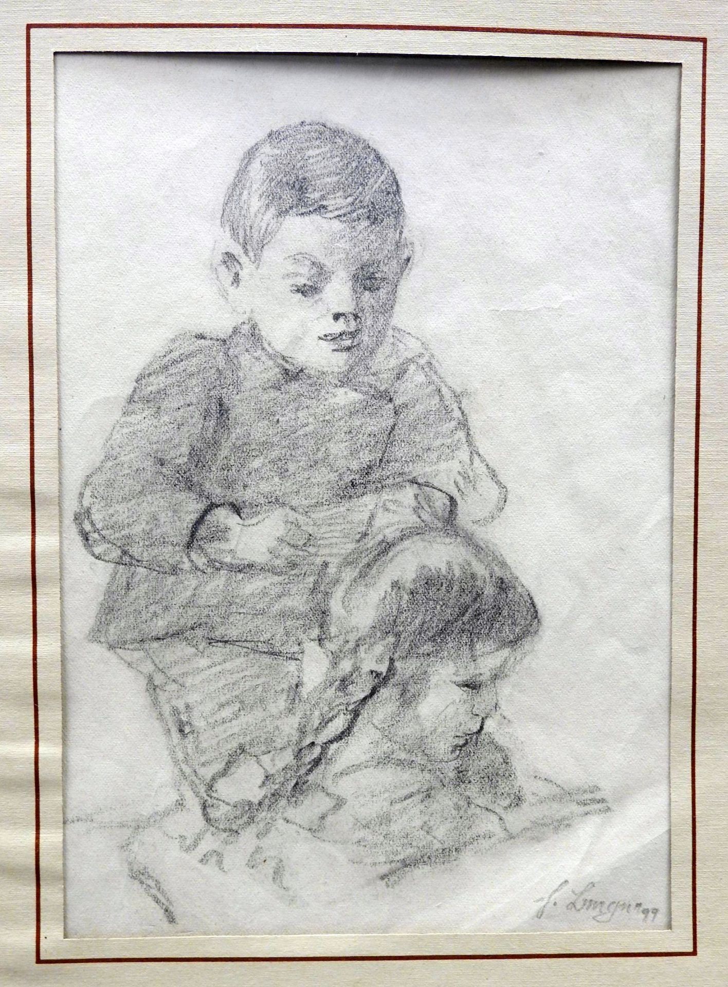 Spielendes Geschwisterpaar Bleistift/Papier. Ein kleiner Junge steht hinter seiner Sch