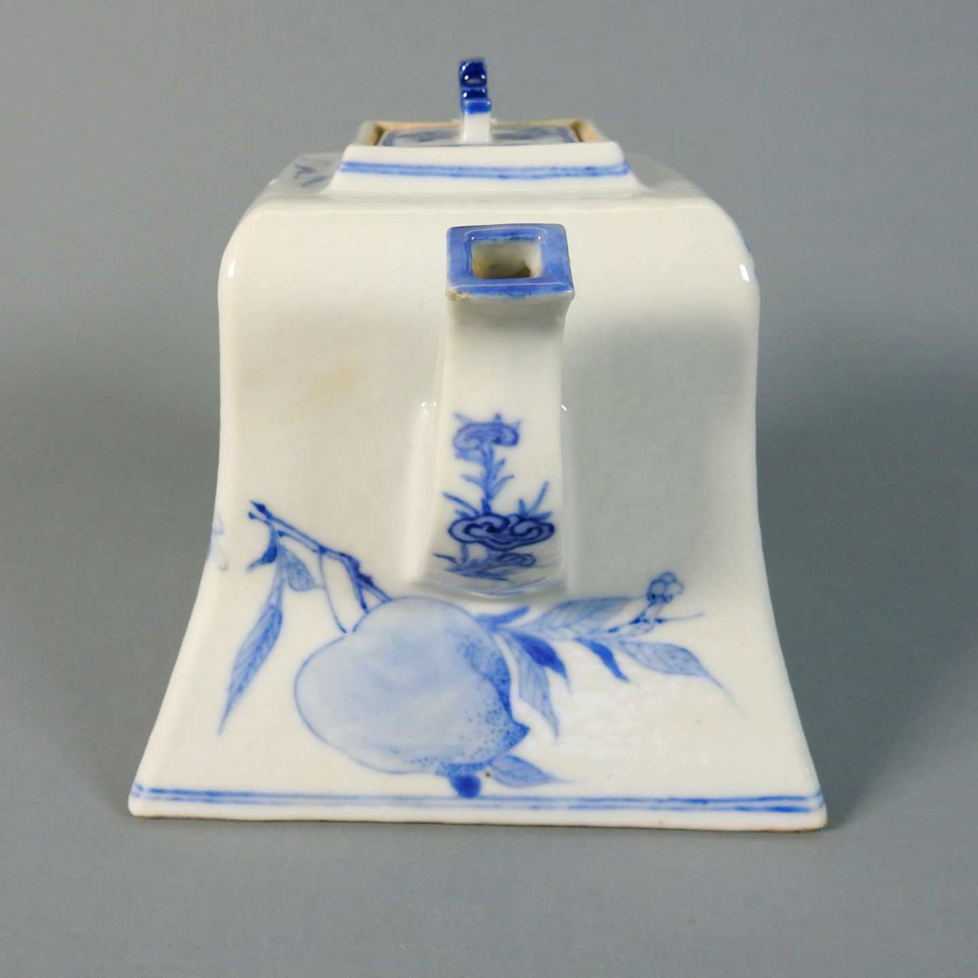Chinesische Teekanne Porzellan, am Boden mit unterglasurblauer Marke versehen. Figürl - Image 2 of 5