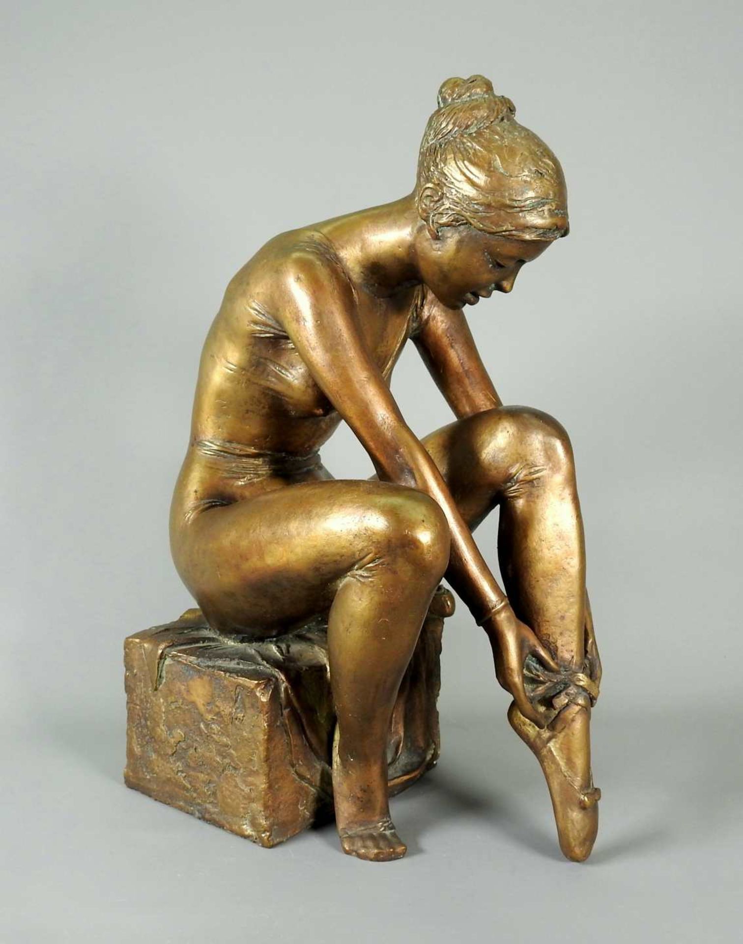Bronze einer eleganten Dame Bronze, braun patiniert. Eine Ballerina bindet sich ihre T - Image 9 of 11
