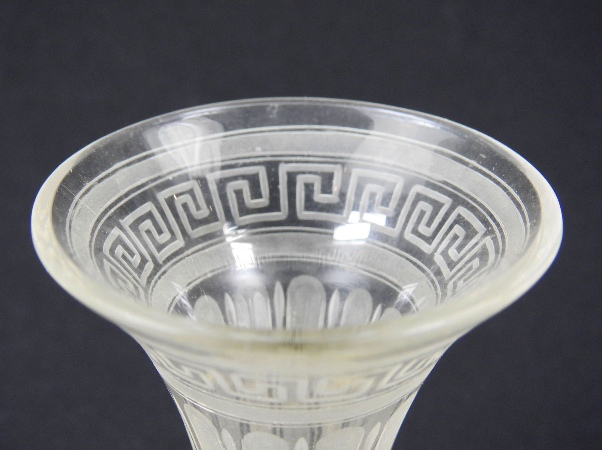 Verspielte Vase Glas, Messing, Kupfer. Der Stand der Vase ist in Form eines verzierten - Image 4 of 4