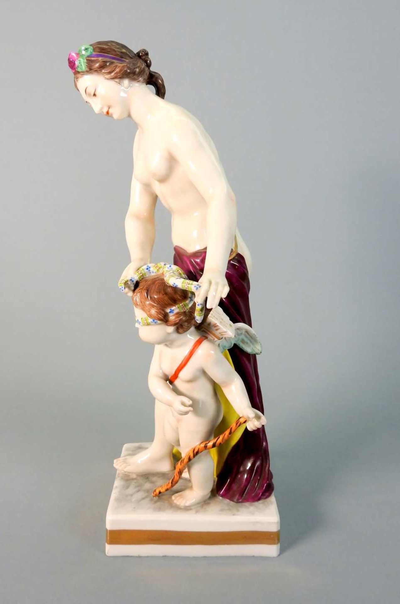 Nymphe mit Amor Porzellan, am Boden mit unterglasurschwarzem bekröntem Schild und „ - Bild 4 aus 8