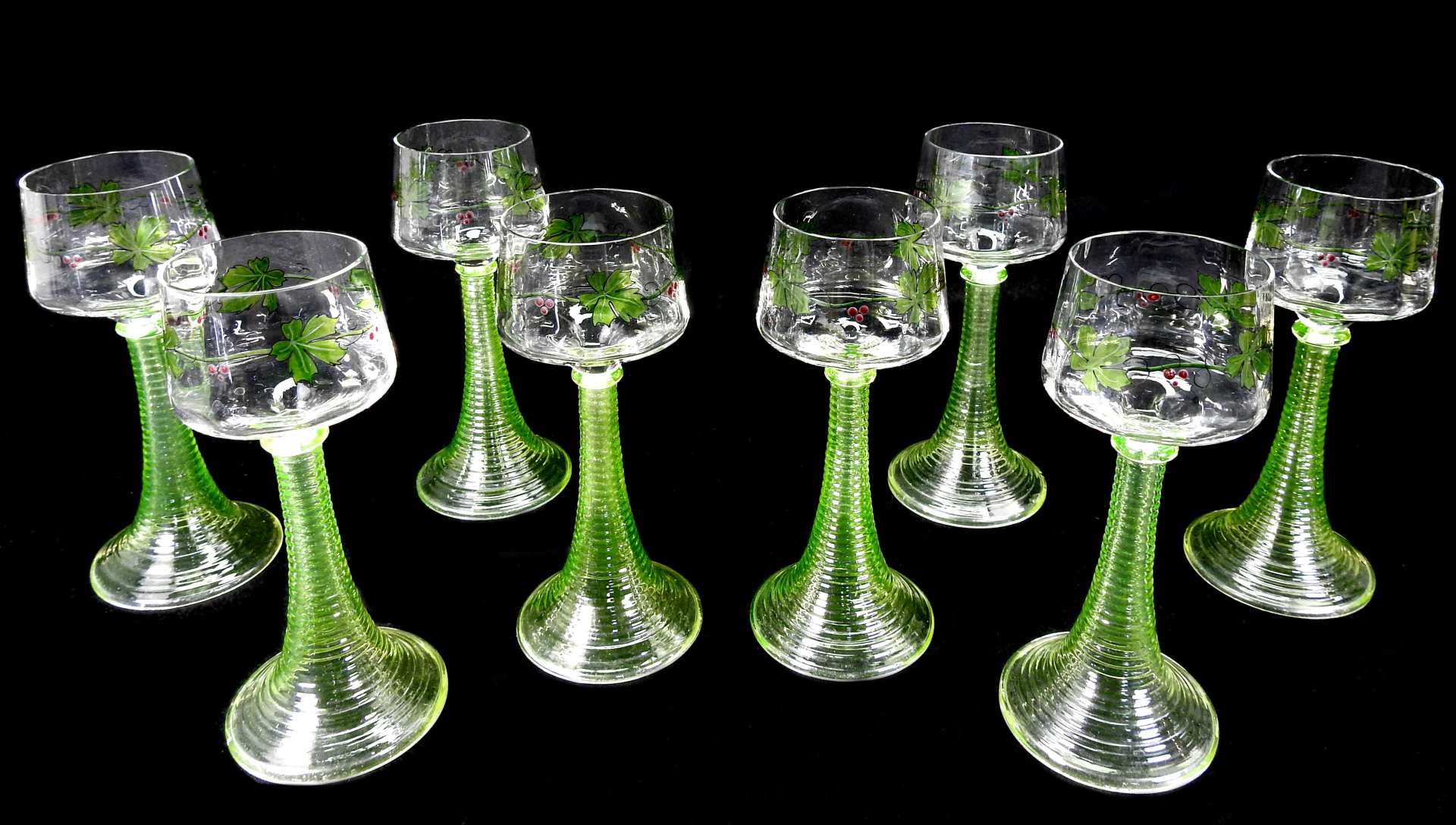 Herrschaftliche Weinrömer Hellgrünes Glas mit trompetenförmigen quergerippten Hohls
