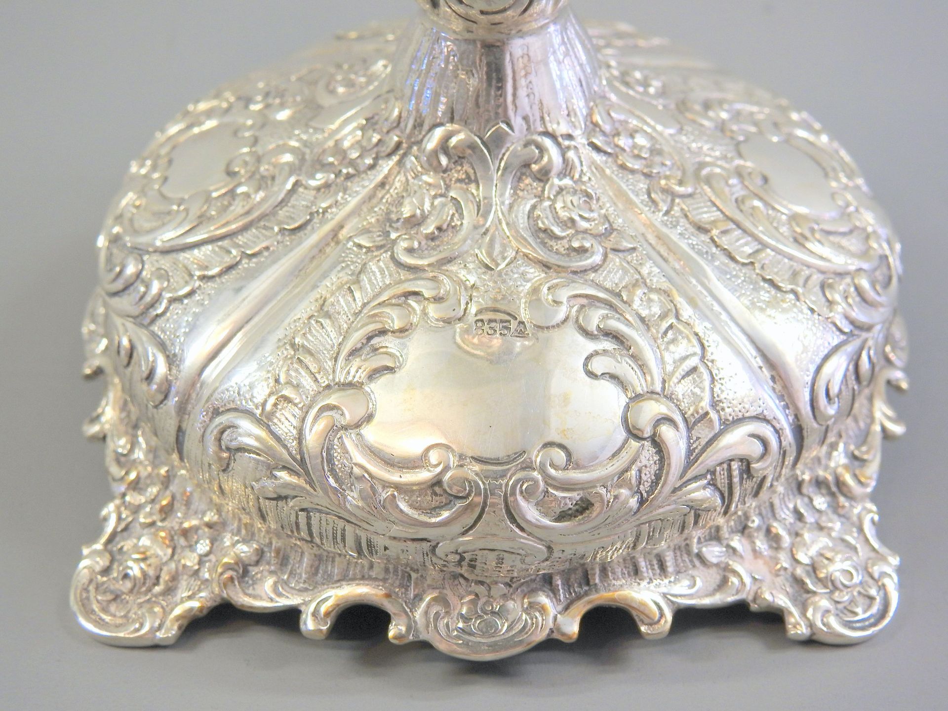 Prunkvoller Kerzenständer Silber 835, am Fuß mit Feingehaltsstempel versehen. 3-lich - Image 7 of 7