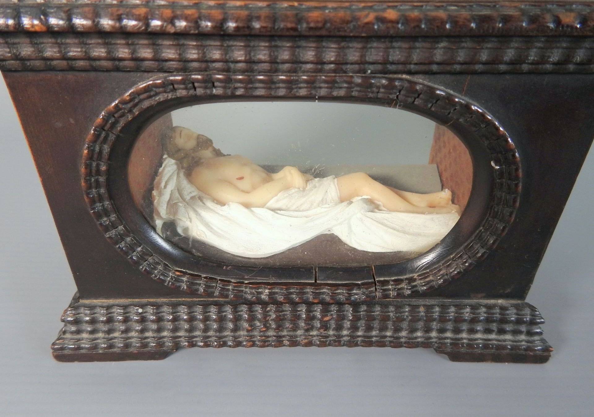 Kleines Segenskreuz auf Podest Holz geschnitzt. Corpus Christi am Kreuz auf einem Sarg - Image 2 of 7