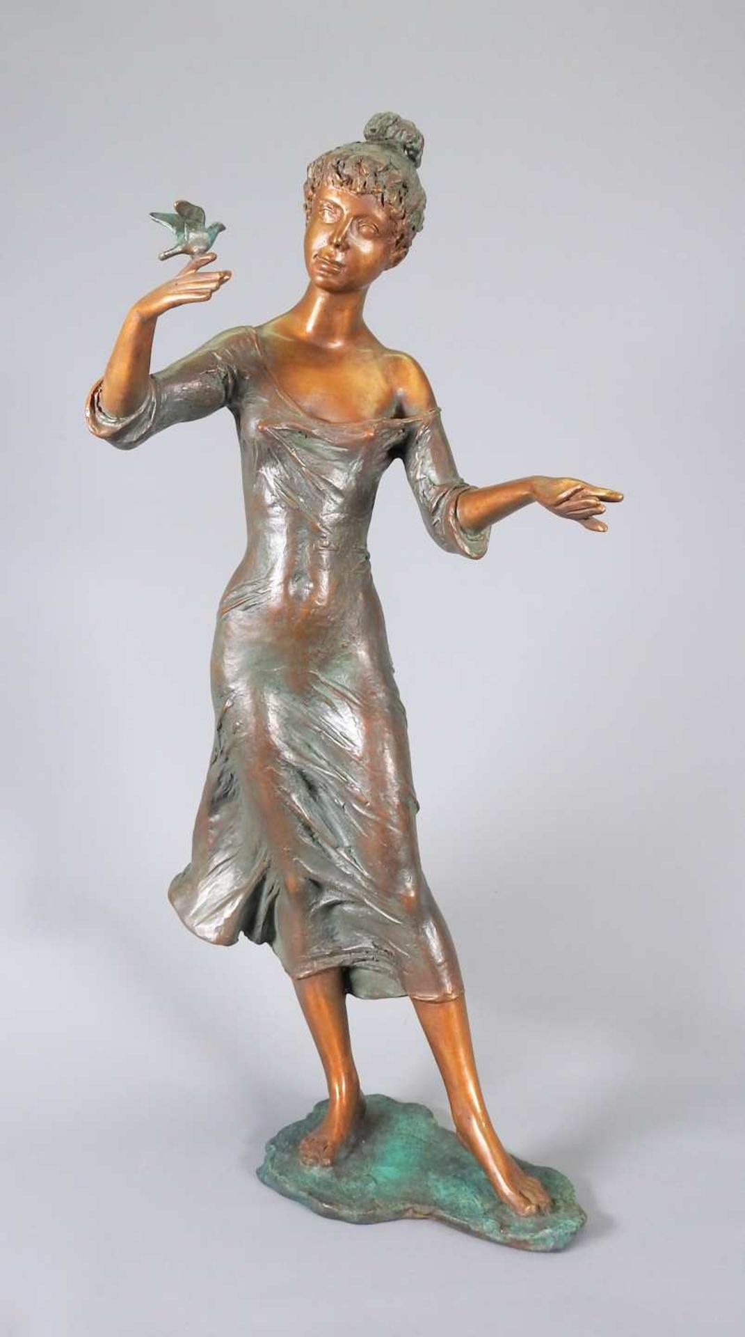 Bronze einer eleganten Dame Bronze, braun und grün patiniert. Eine Dame in einem sie