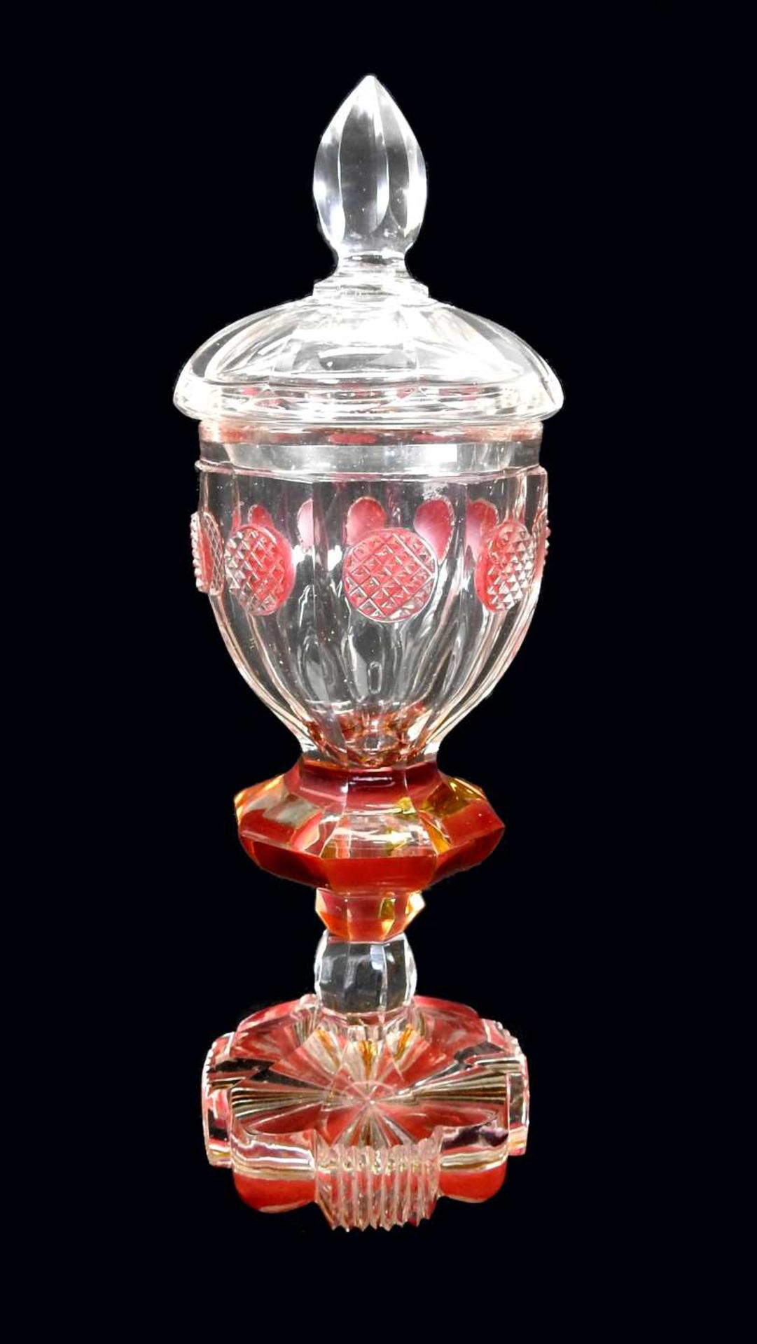 Pokal aus Kristallglas Kristallglas, farblos und teilweise rosa bemalt. Mehrpassiger W