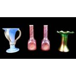 Konvolut von vier Jugendstil-Vasen Das Konvolut besteht aus 4 Vasen. Ein Paar irisiere