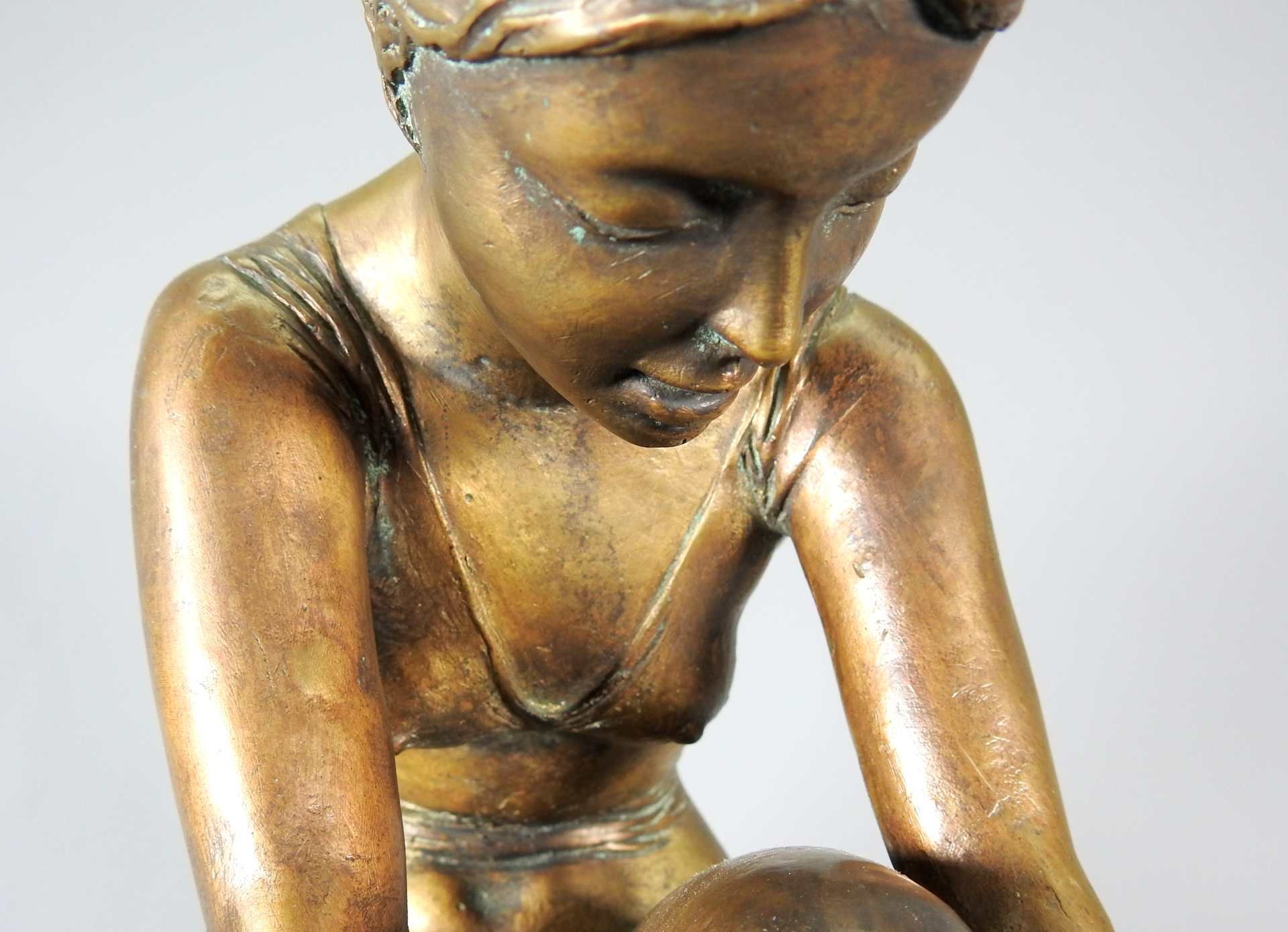 Bronze einer eleganten Dame Bronze, braun patiniert. Eine Ballerina bindet sich ihre T - Image 3 of 11
