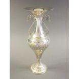 Geschwungene Henkel-Vase Silber 800, am Rand mit Feingehaltsstempel, Land- und Herstel