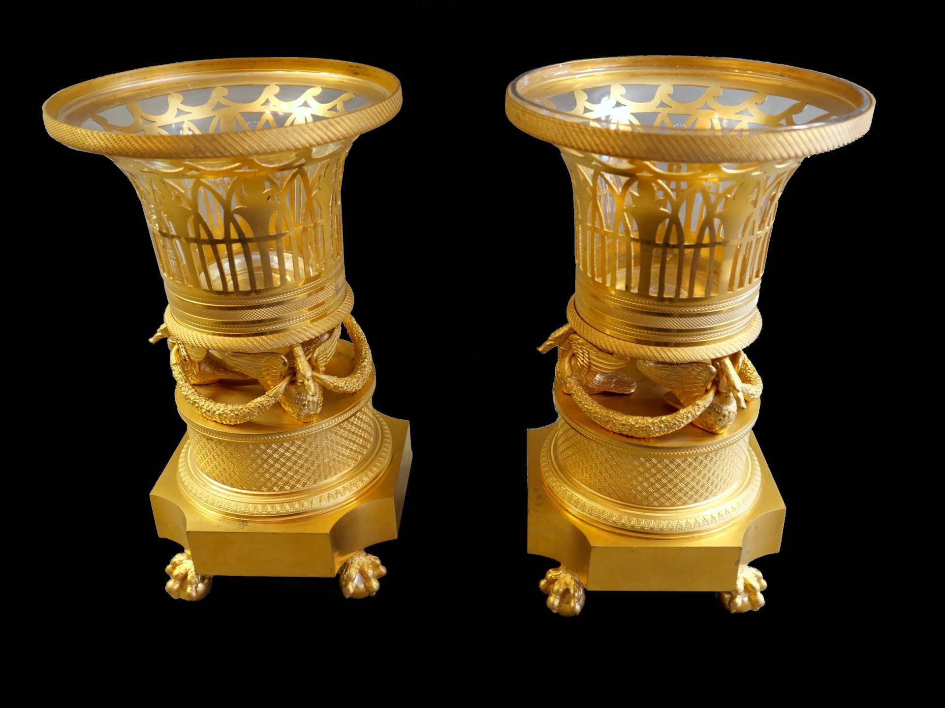 Außergewöhnliches Paar Zierschalen Metall, feuervergoldet, mit Glaseinsatz. Das aufw
