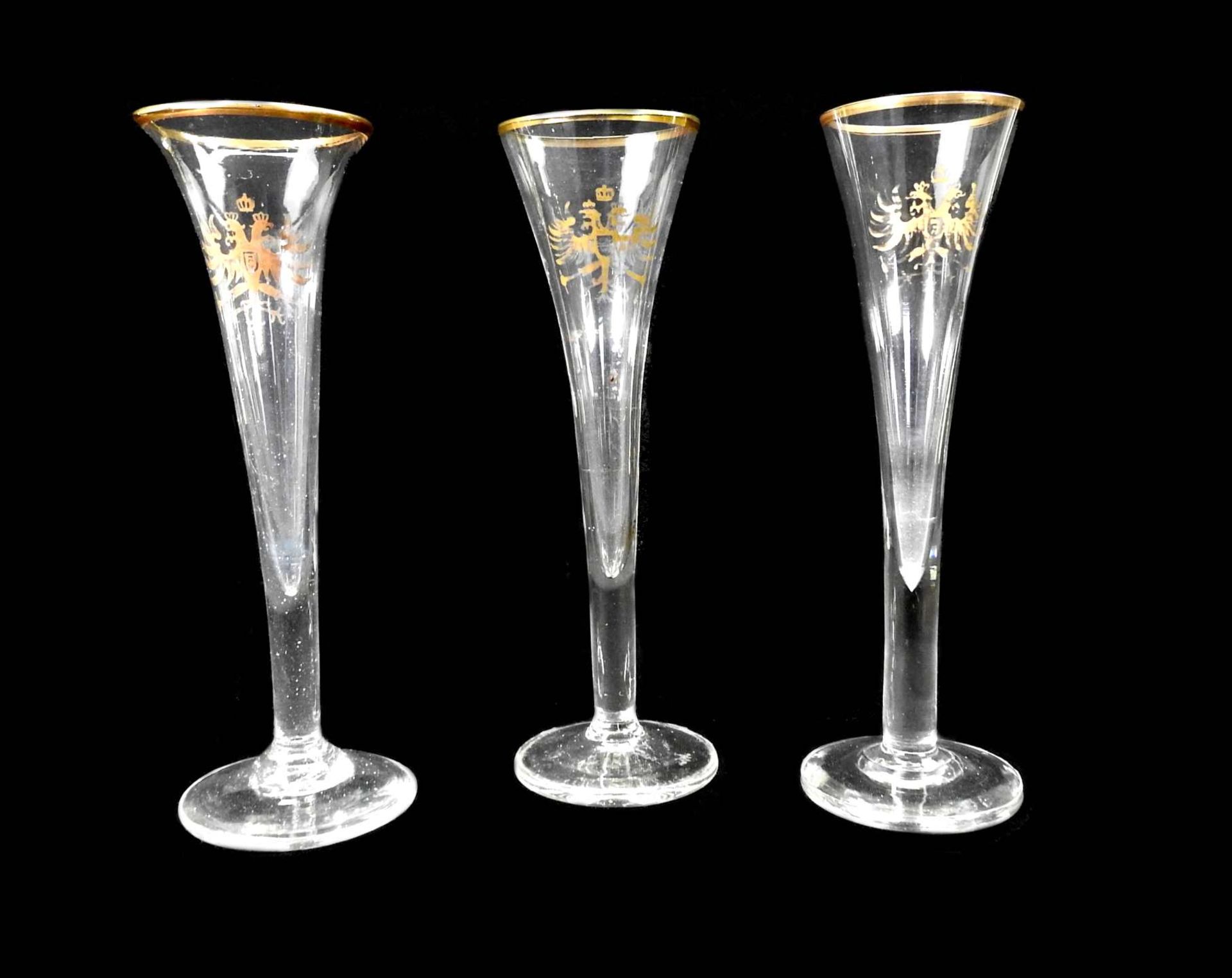 Elegante Sektspitzen Durchsichtiges Glas, Gold staffiert. Glatte Wandung, zylindrische