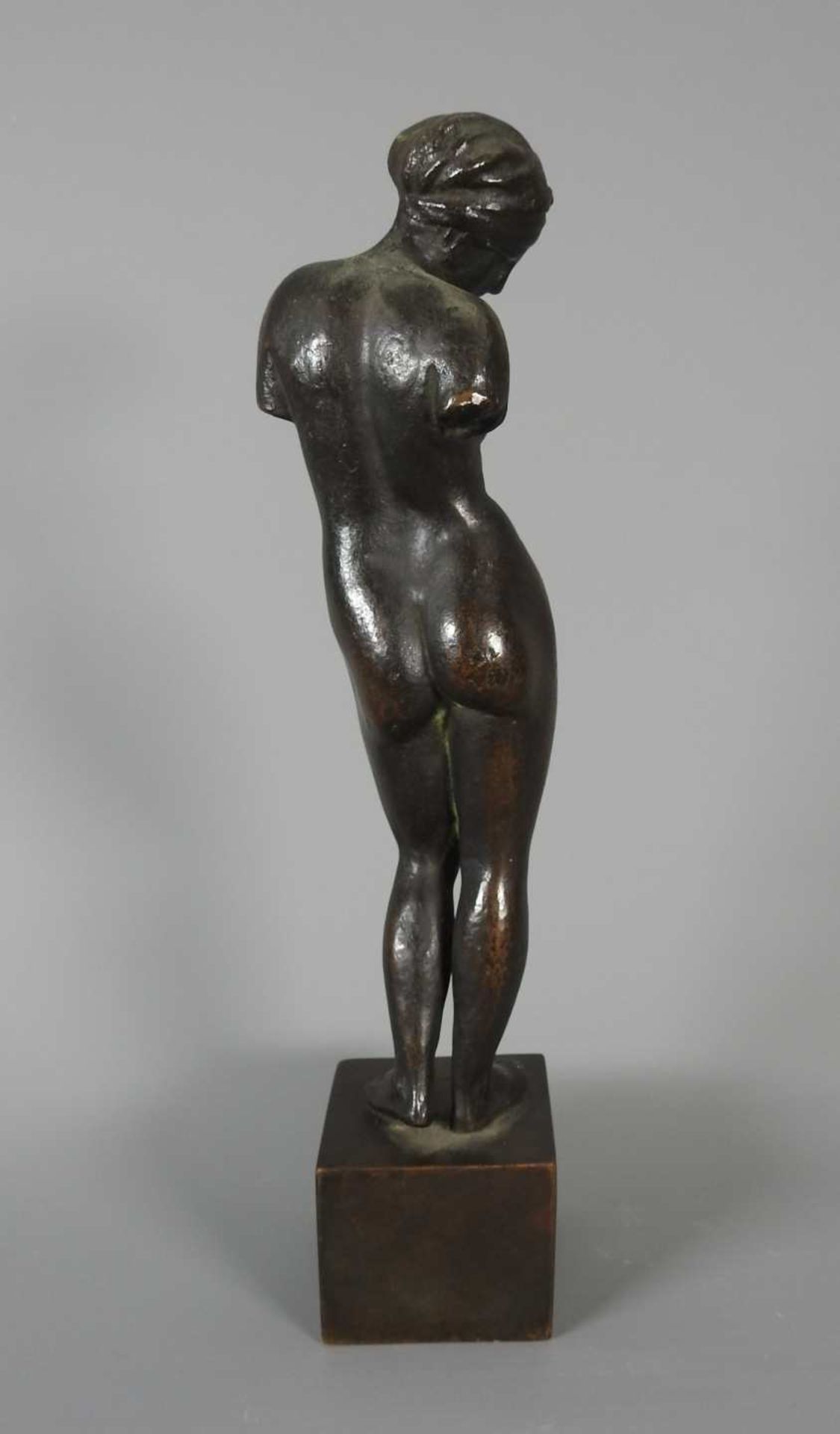 Bronzener Damenakt Bronze, braun patiniert. Ein Frauenakt in Kontrapost auf quadratisc - Image 2 of 4