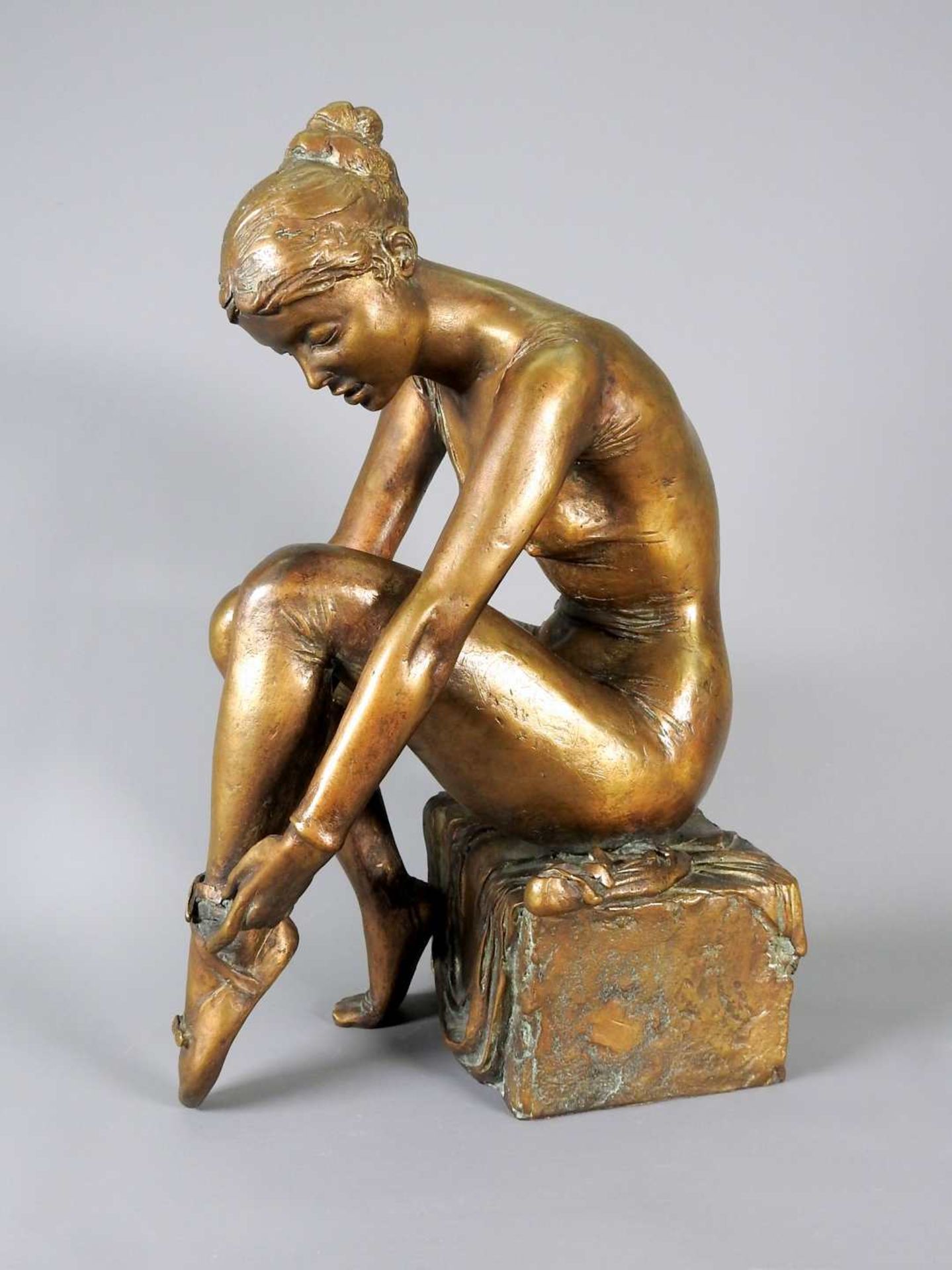 Bronze einer eleganten Dame Bronze, braun patiniert. Eine Ballerina bindet sich ihre T