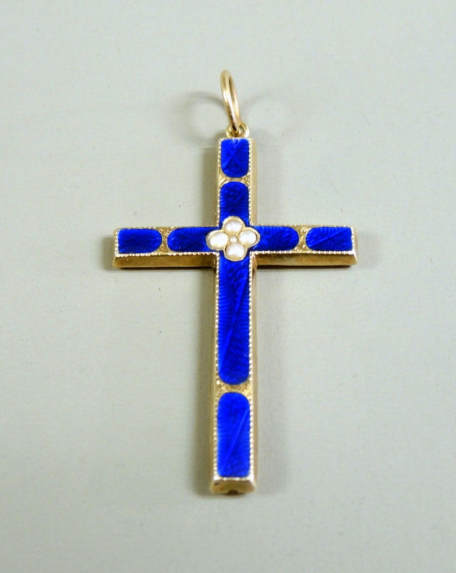 Kreuz-Anhänger 14 K Gold. Lateinisches Kreuz an der Schauseite fein graviert und mit