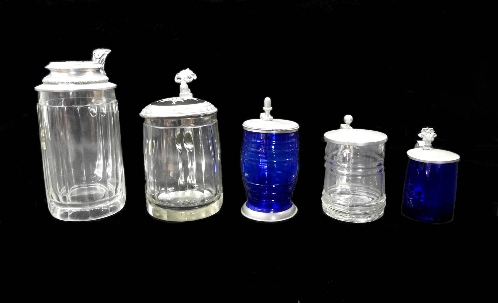Sammlung von fünf Glaskrügen Klares und kobaltblaues Glas, mit aufwendig gearbeitete - Image 11 of 13