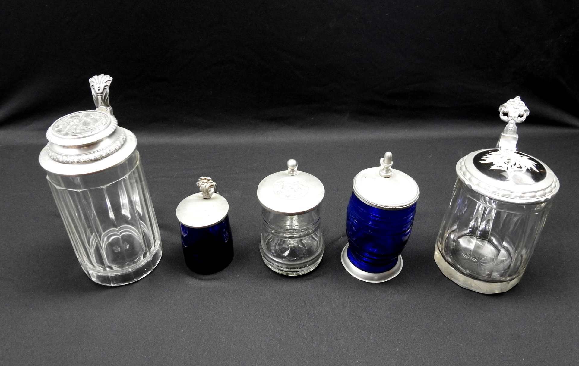 Sammlung von fünf Glaskrügen Klares und kobaltblaues Glas, mit aufwendig gearbeitete - Image 12 of 13
