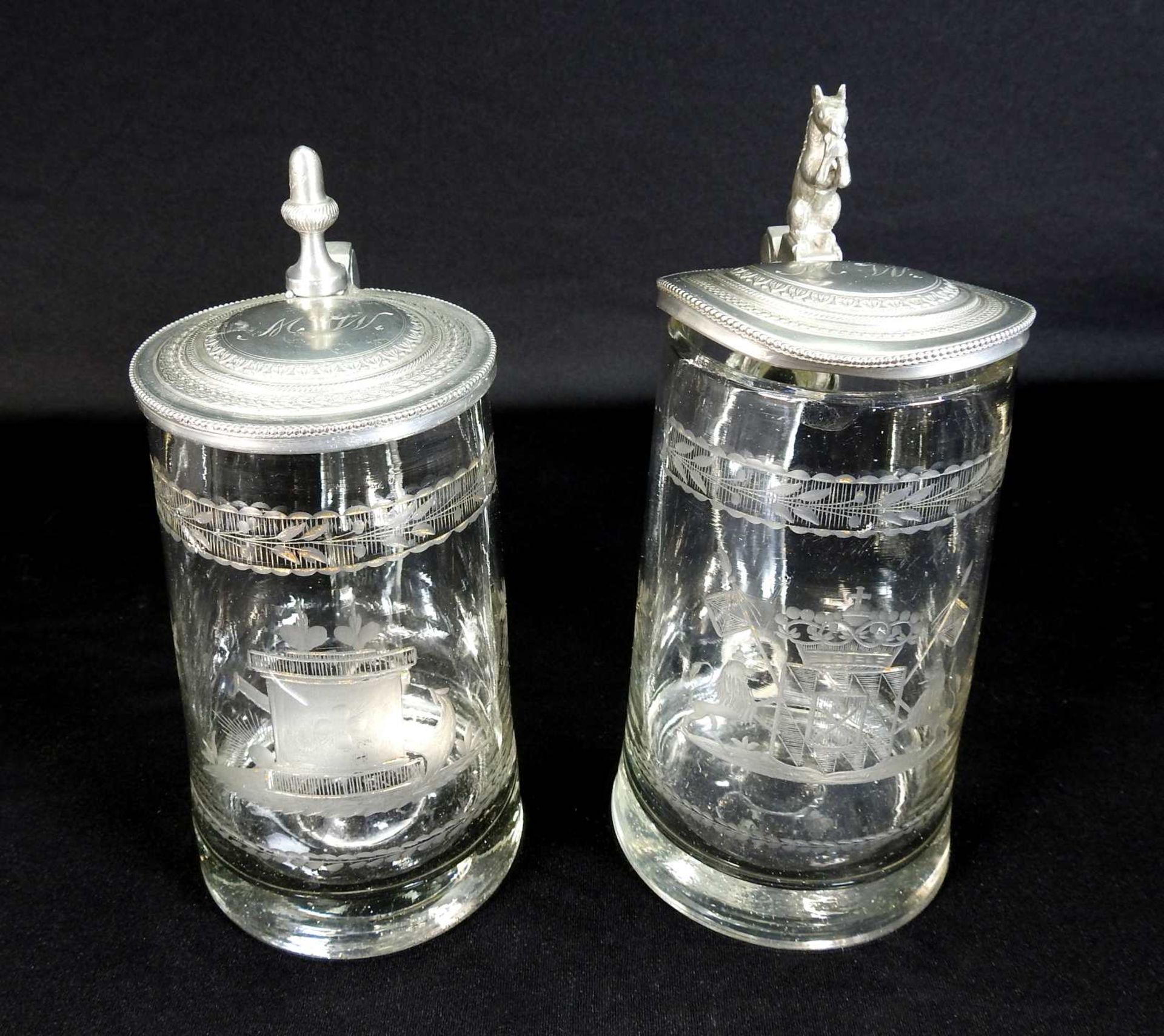 Sammlung von vier Glaskrügen Klarglas geschliffen, mit aufwendig gearbeiteten Zinnknäufen und - - Image 6 of 7