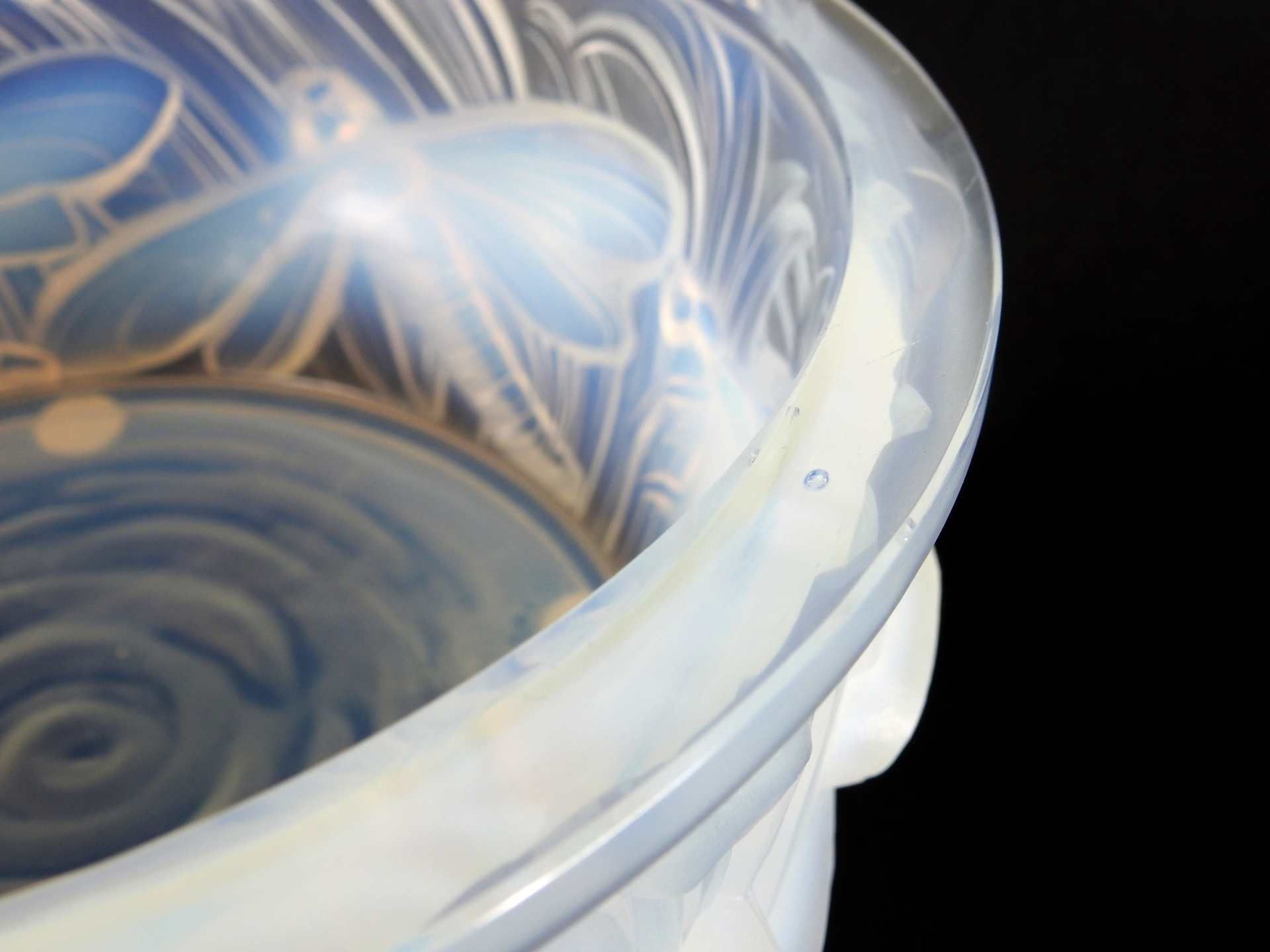 Verlys, Art déco-Schale Opalglas, mattiert im Spiegel signiert. Runde Schale, umlaufe - Image 6 of 9