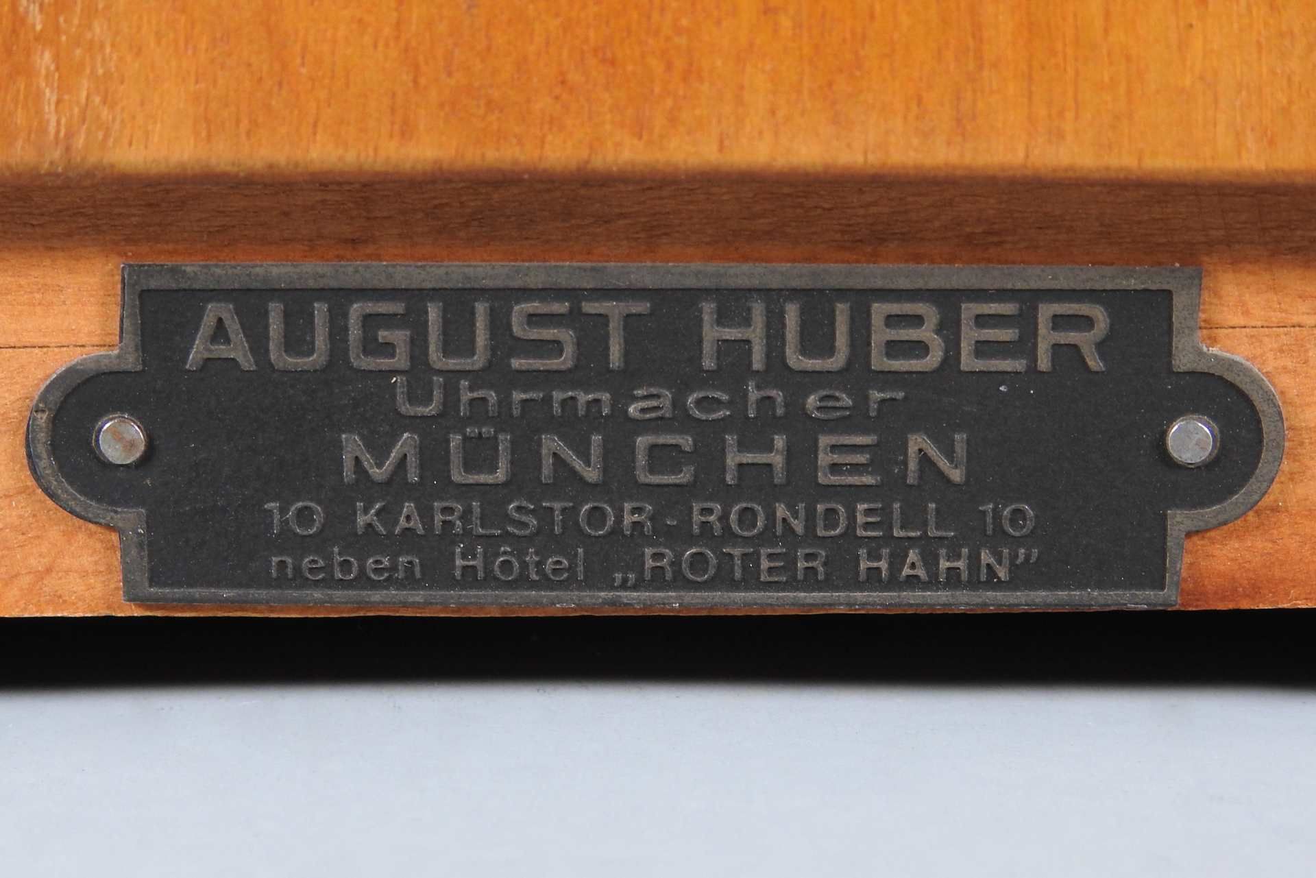 Tischuhr mit Pendel Holzkasten mit geschwärzten Kanten im Biedermeierstil. Auf 4 rund - Image 2 of 4