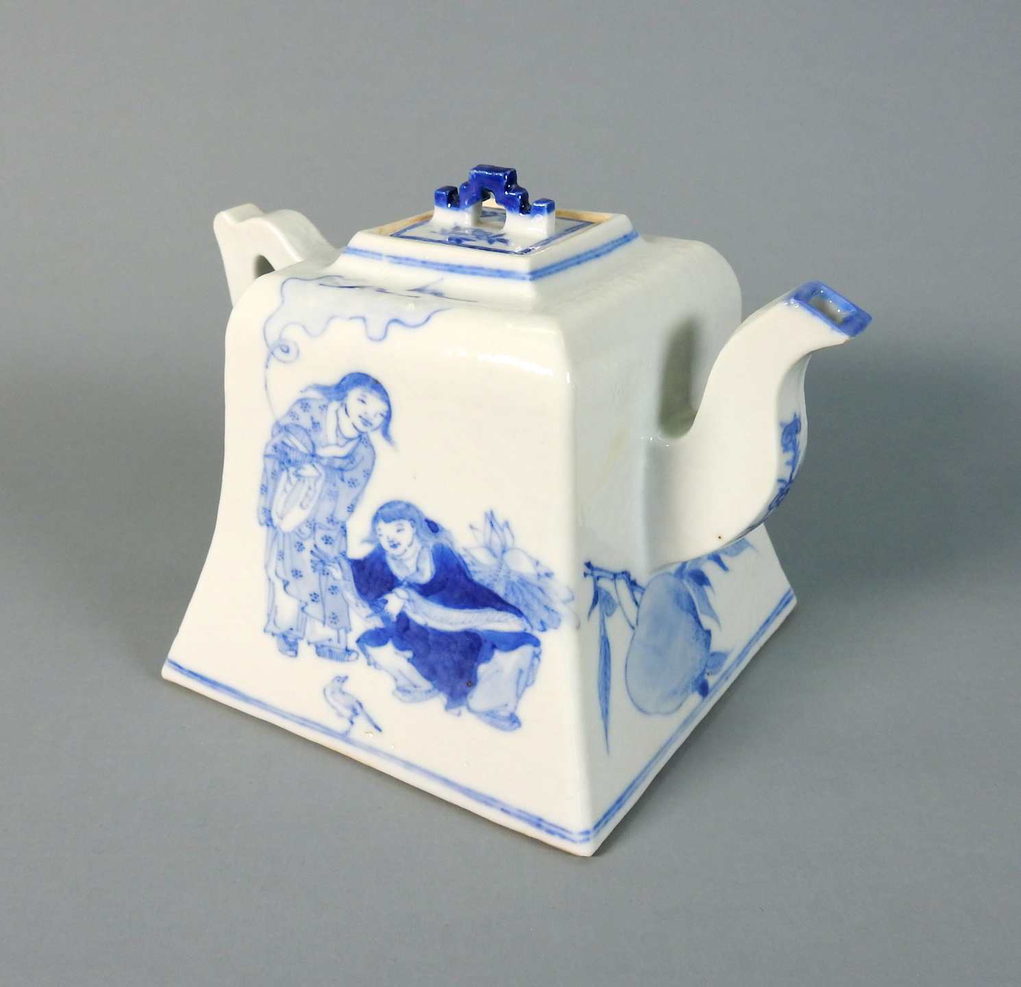 Chinesische Teekanne Porzellan, am Boden mit unterglasurblauer Marke versehen. Figürl