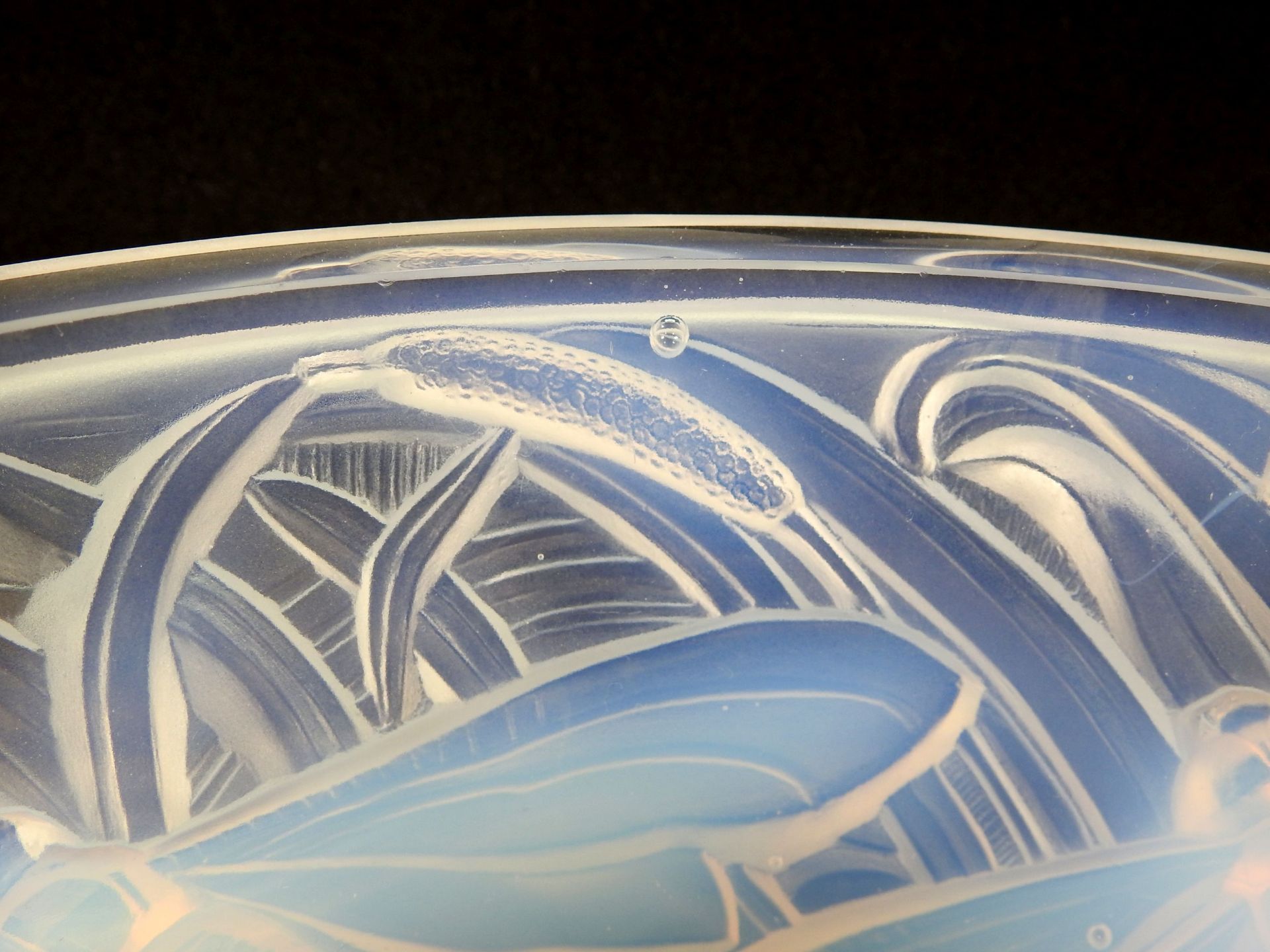 Verlys, Art déco-Schale Opalglas, mattiert im Spiegel signiert. Runde Schale, umlaufe - Image 4 of 9