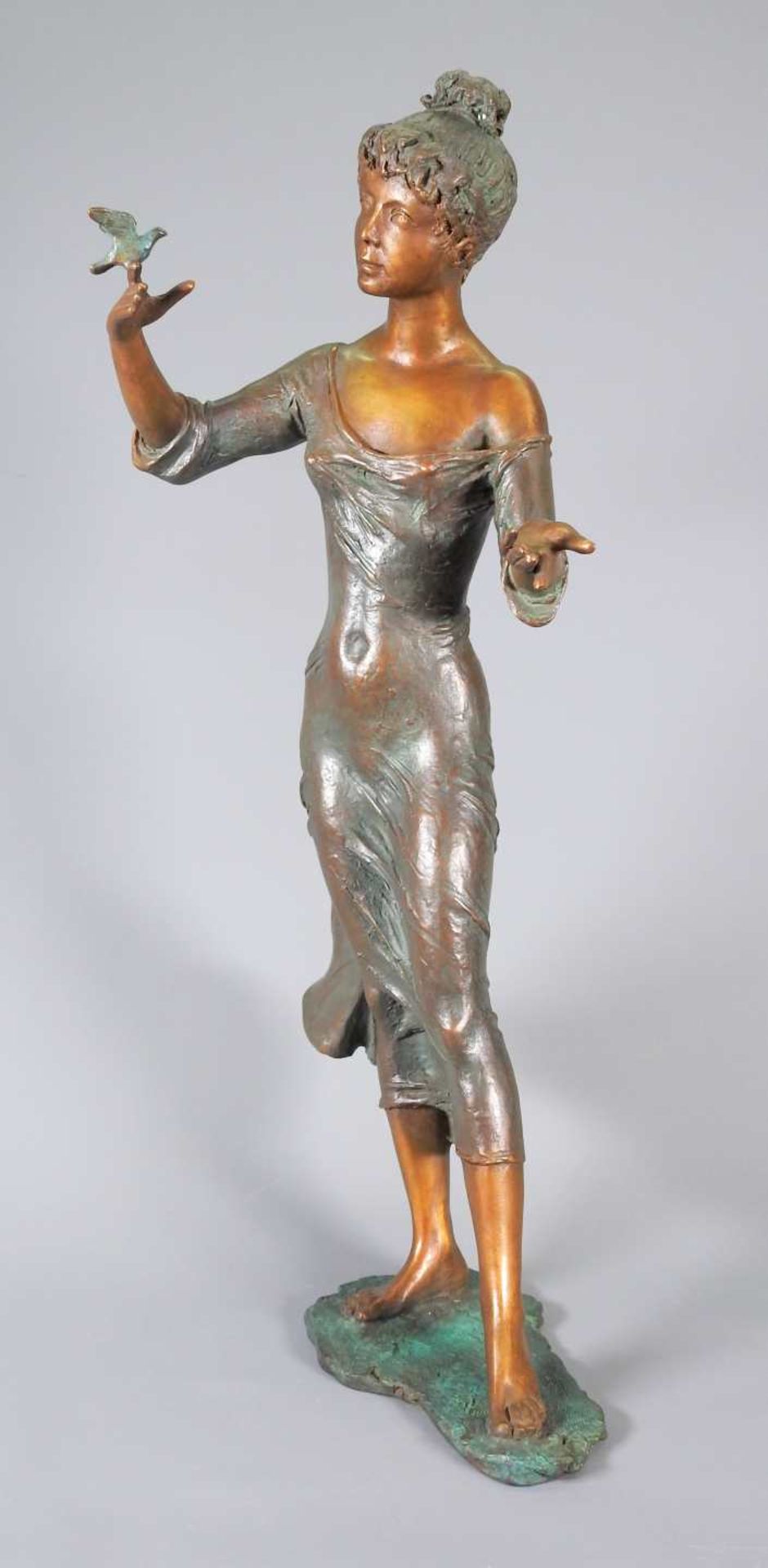 Bronze einer eleganten Dame Bronze, braun und grün patiniert. Eine Dame in einem sie - Image 5 of 6