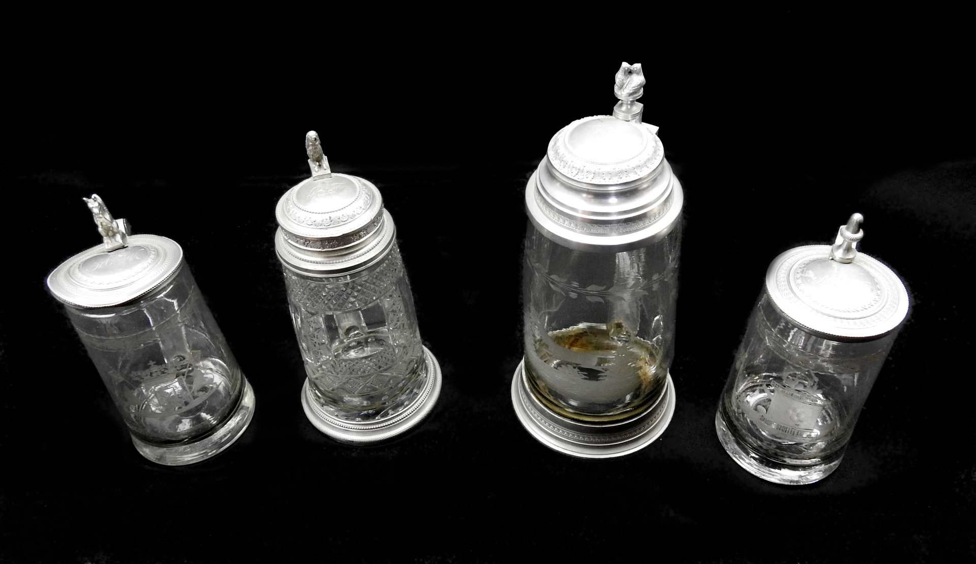 Sammlung von vier Glaskrügen Klarglas geschliffen, mit aufwendig gearbeiteten Zinnknäufen und - - Image 2 of 7