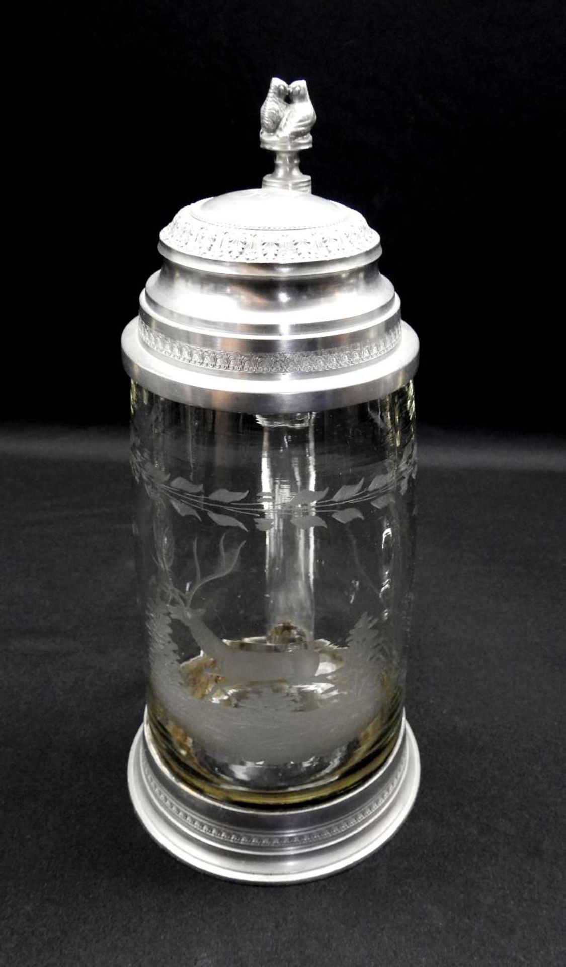 Sammlung von vier Glaskrügen Klarglas geschliffen, mit aufwendig gearbeiteten Zinnknäufen und - - Image 3 of 7