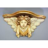 Konsole mit Engel Holz, polychrom und goldgefasst. Ein Engel mit Flügelaureole trägt