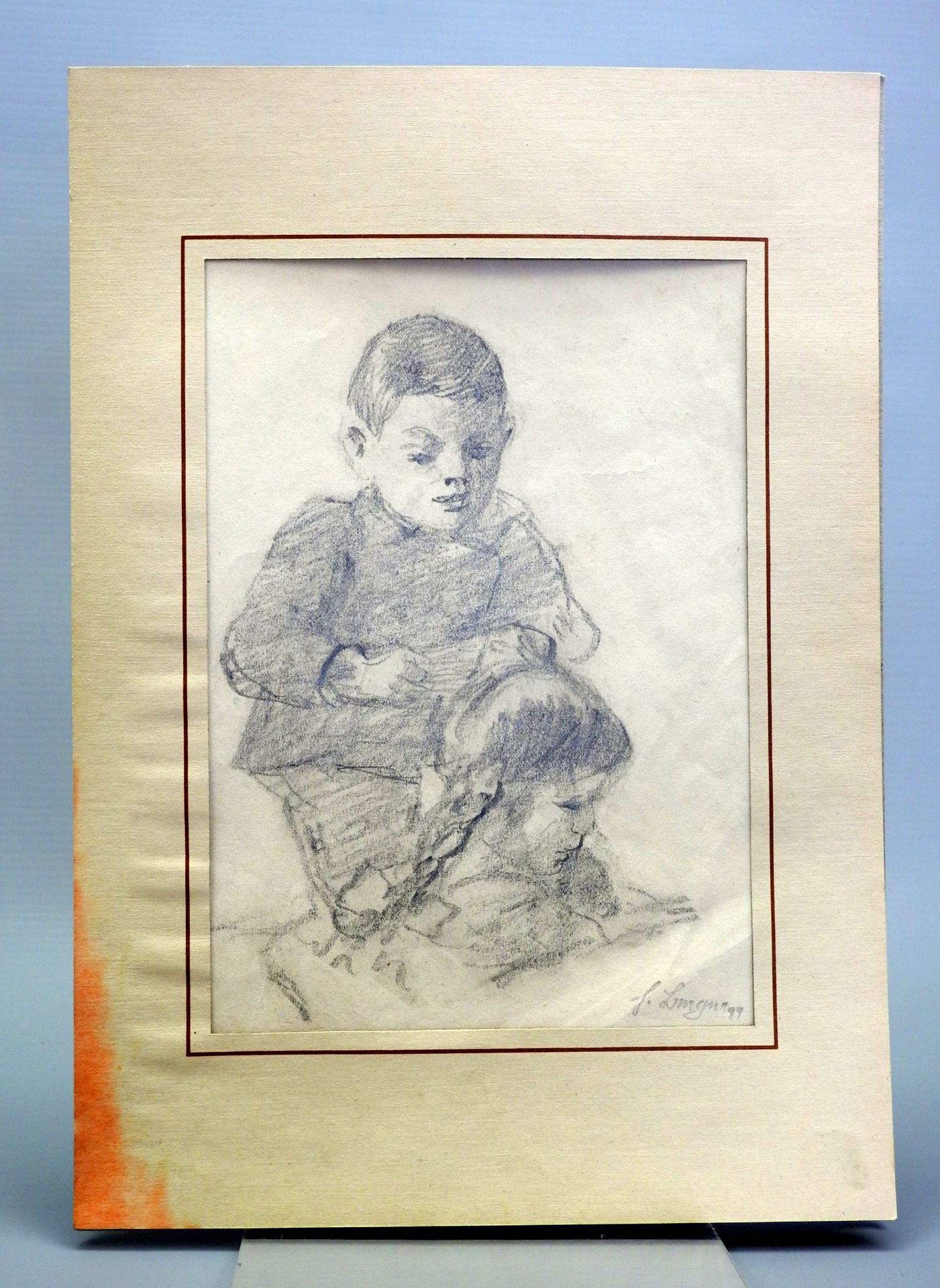 Spielendes Geschwisterpaar Bleistift/Papier. Ein kleiner Junge steht hinter seiner Sch - Bild 2 aus 3