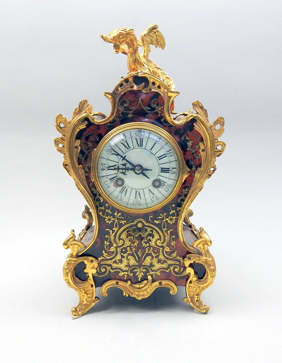 Feine französische Uhr Feine französische Uhr, Bronze-Ormolu mit Schlagwerk. Im unte