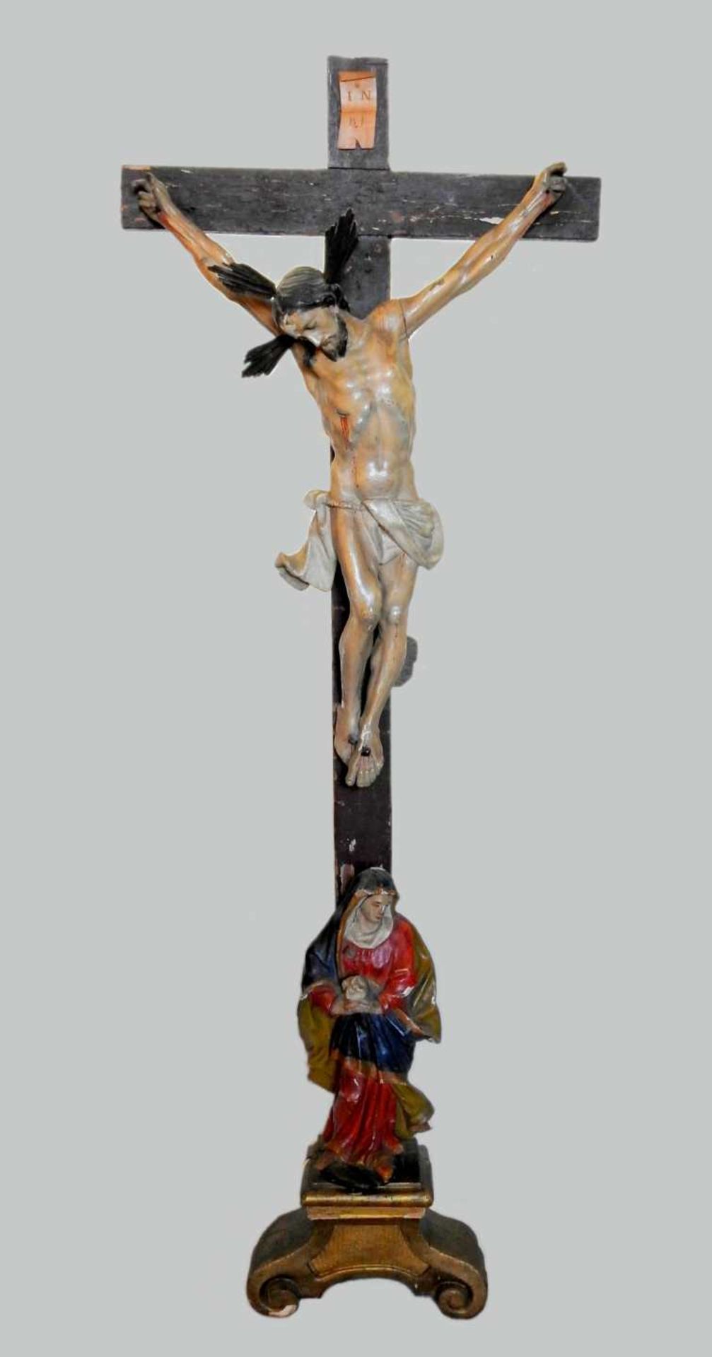 Christus am Kreuz mit Mater Dolorosa Holz geschnitzt, polychrom gefasst und goldstaffi