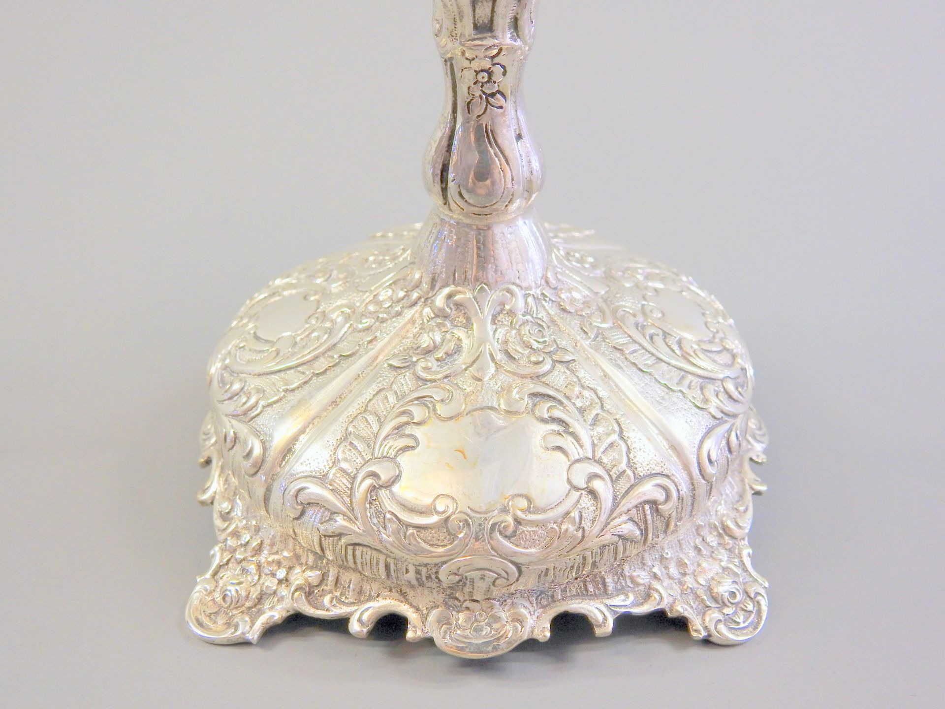 Prunkvoller Kerzenständer Silber 835, am Fuß mit Feingehaltsstempel versehen. 3-lich - Image 3 of 7