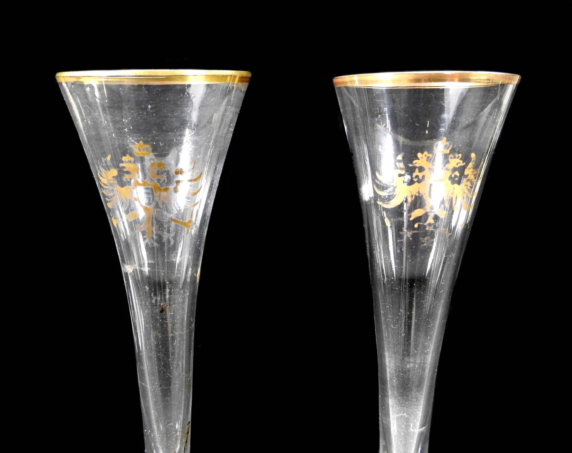 Elegante Sektspitzen Durchsichtiges Glas, Gold staffiert. Glatte Wandung, zylindrische - Image 4 of 4