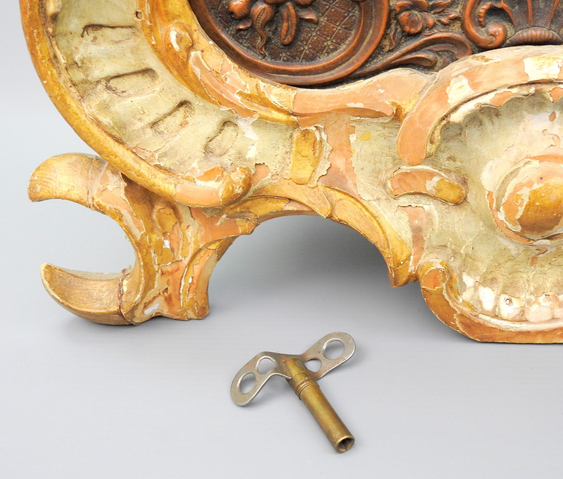Prächtige Münchner Kommodenuhr Metallgehäuse mit Holzrand. Messinguhrwerk mit Pende - Bild 6 aus 11