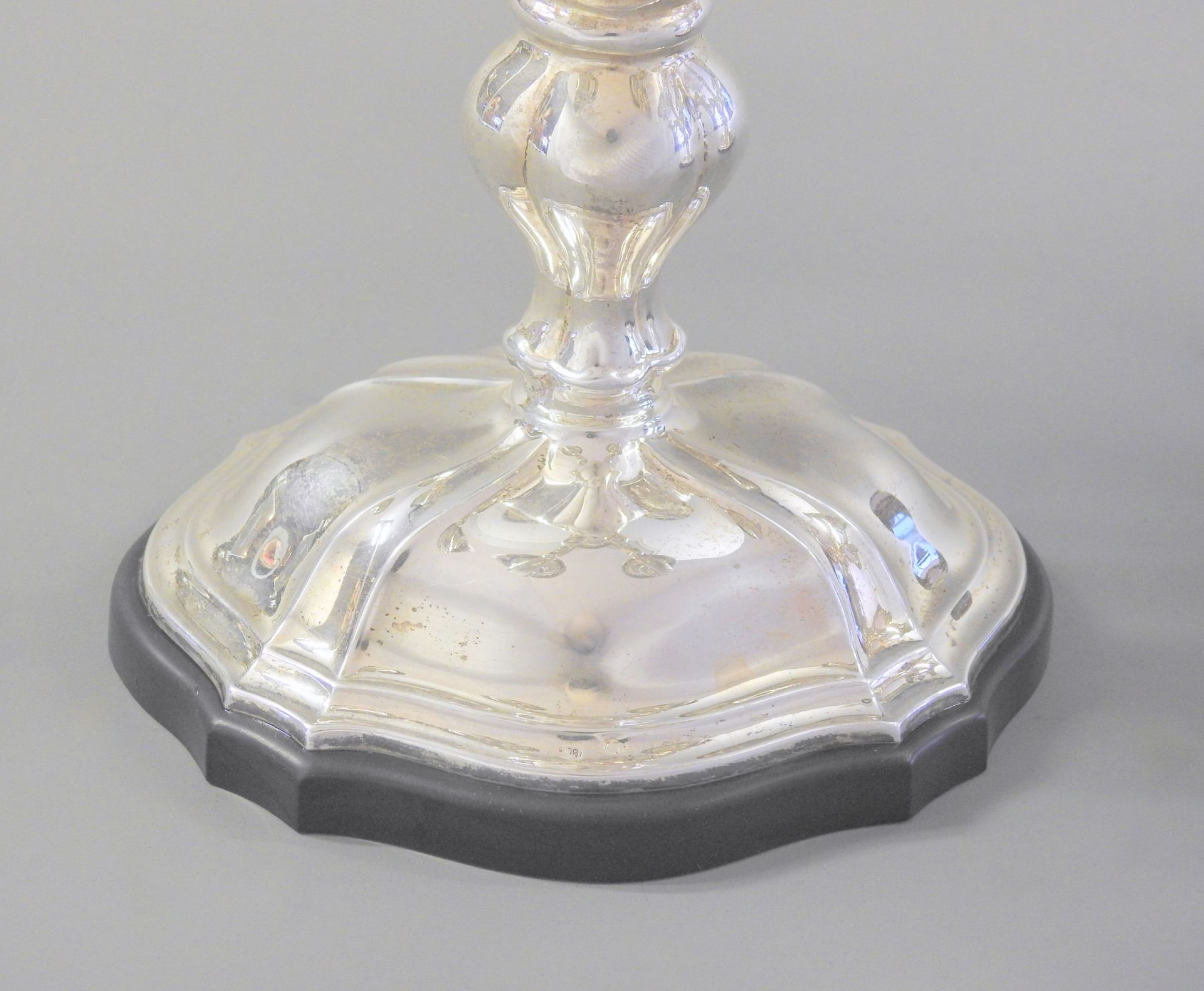 Prächtige Kerzenleuchter Silber 800, am Fuß mit Feingehaltsstempel, Land- und Herste - Image 2 of 4