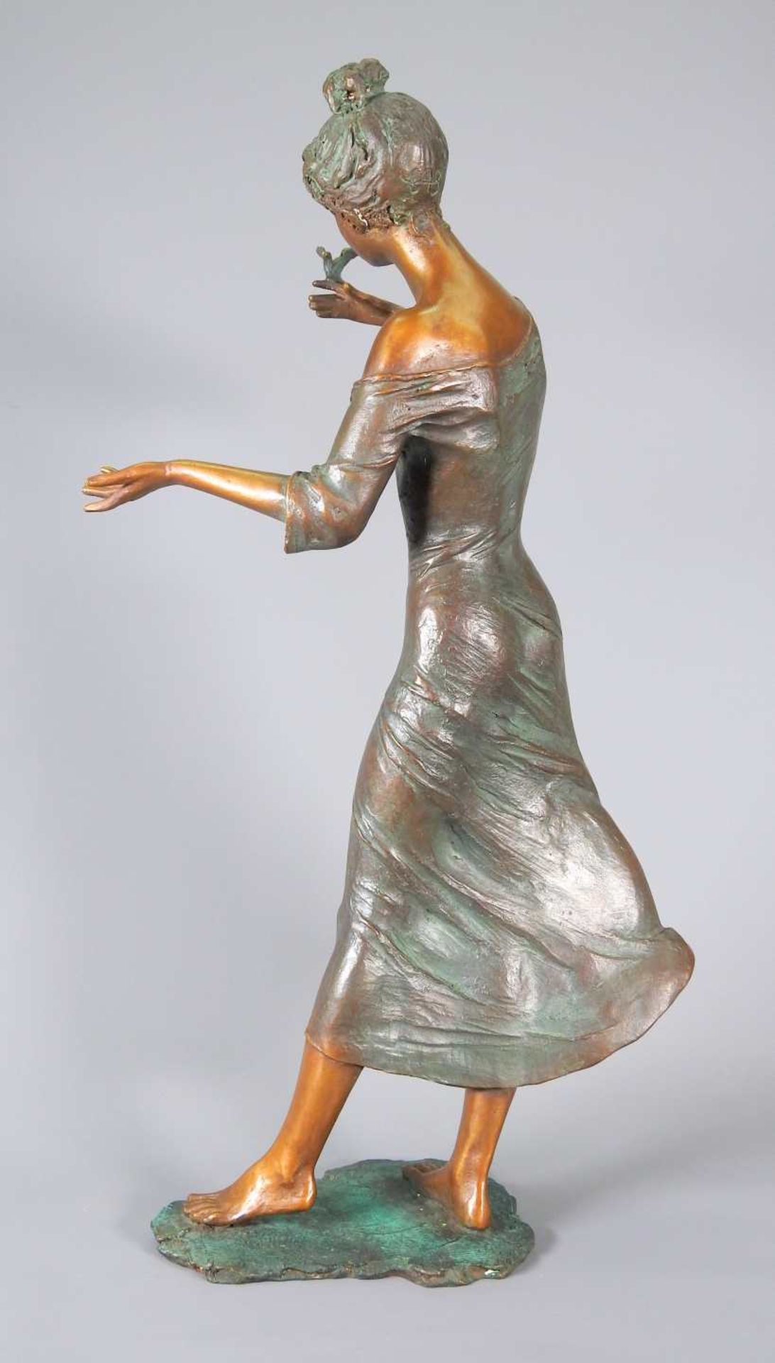 Bronze einer eleganten Dame Bronze, braun und grün patiniert. Eine Dame in einem sie - Image 4 of 6