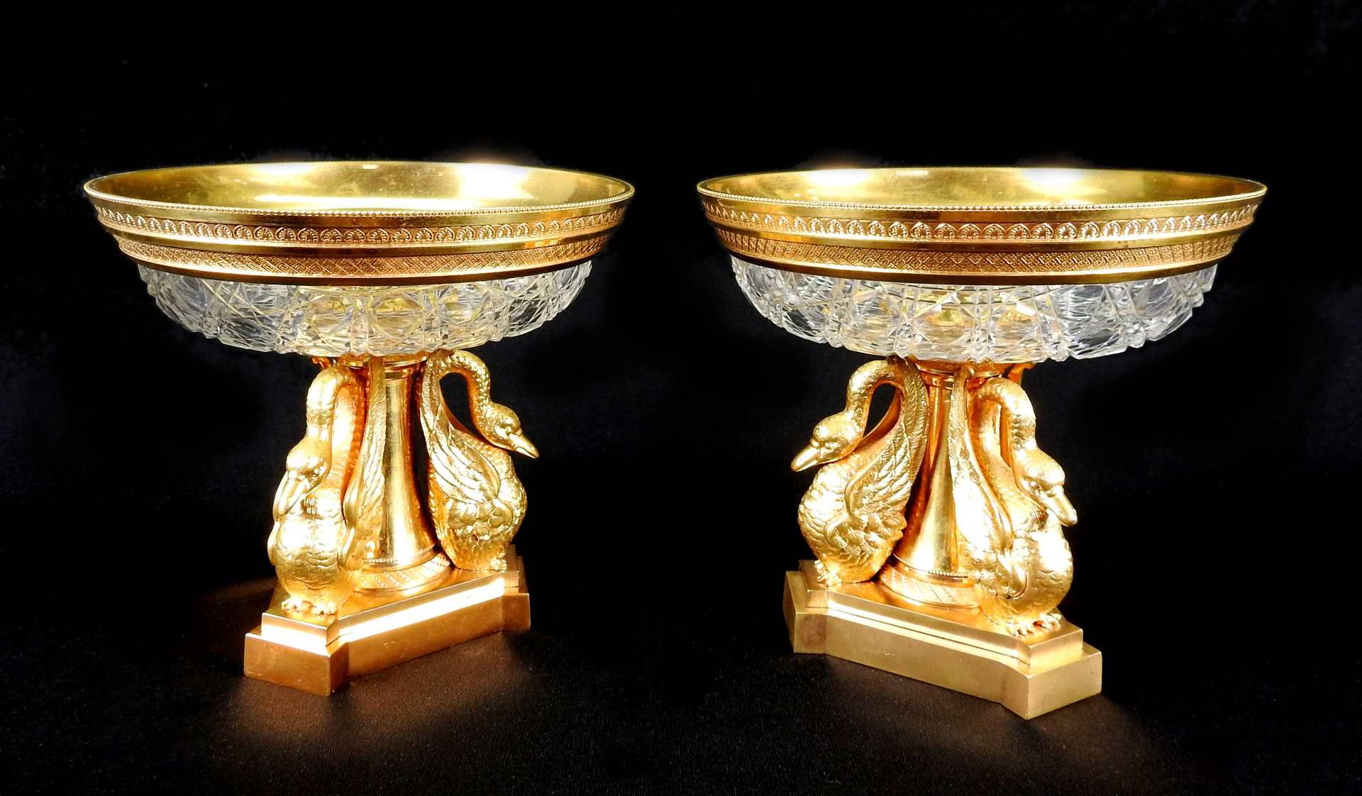 Opulentes Paar Kristallschalen Metall, feuervergoldet, Kristallglas. Drei vergoldete S