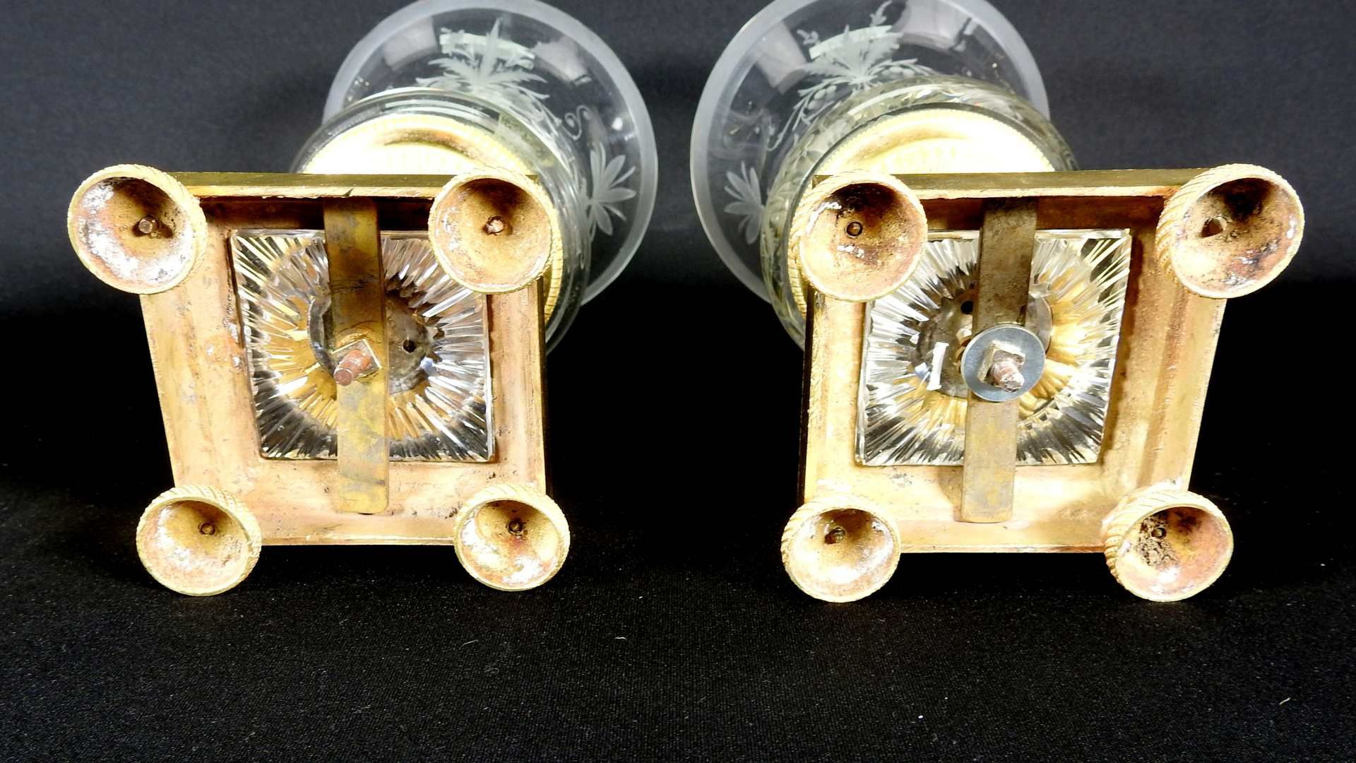 Elegantes Paar Kommodenziervasen Metall, feuervergoldet, mit Glasaufsatz. Das mit Blä - Image 7 of 7