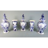 Konvolut von fünf Delfter Vasen Heller Scherben, weiße Glasur mit blauer Handmalerei